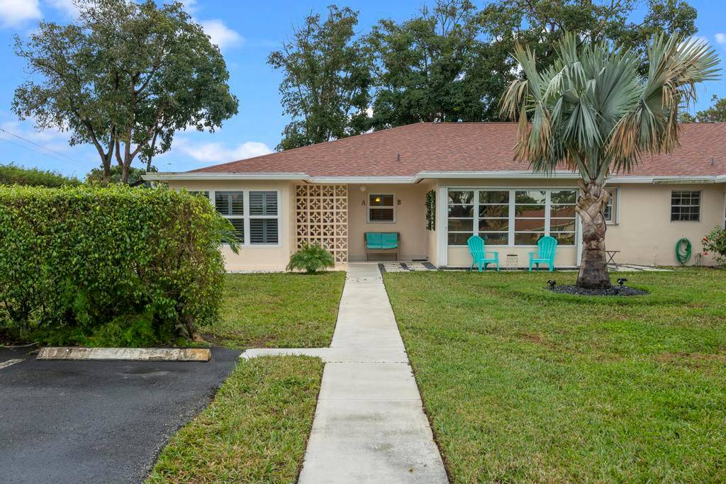 Introducing a charming 2 bedroom, 2 bathroom villa with sunroom nestled in the heart of Delray Beach within a vibrant 55 community.