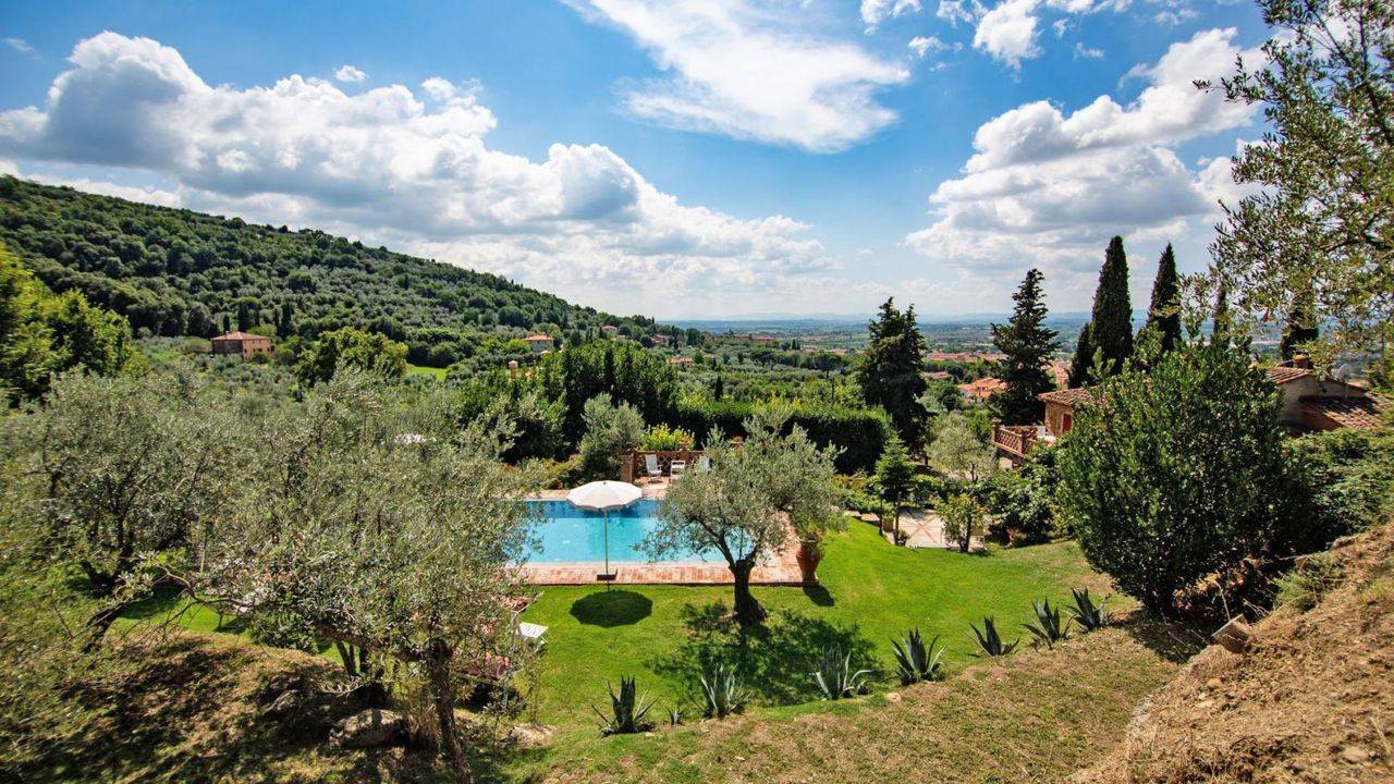 Recently renovated farmhouse with swimming pool, park and olive grove for sale in Tuscany.