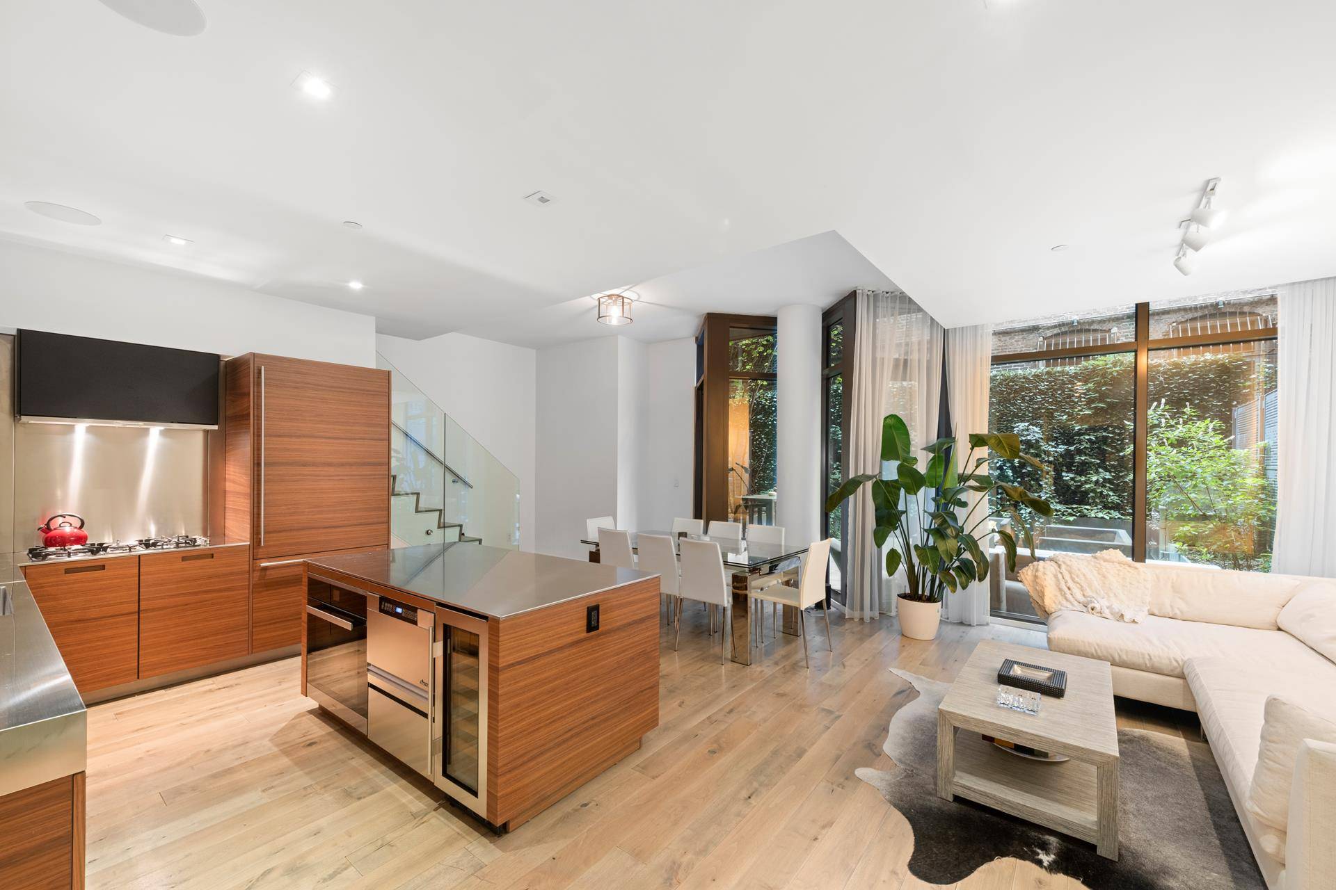 Introducing Townhouse 2 at the highly sought after boutique condo 15 Renwick Street.