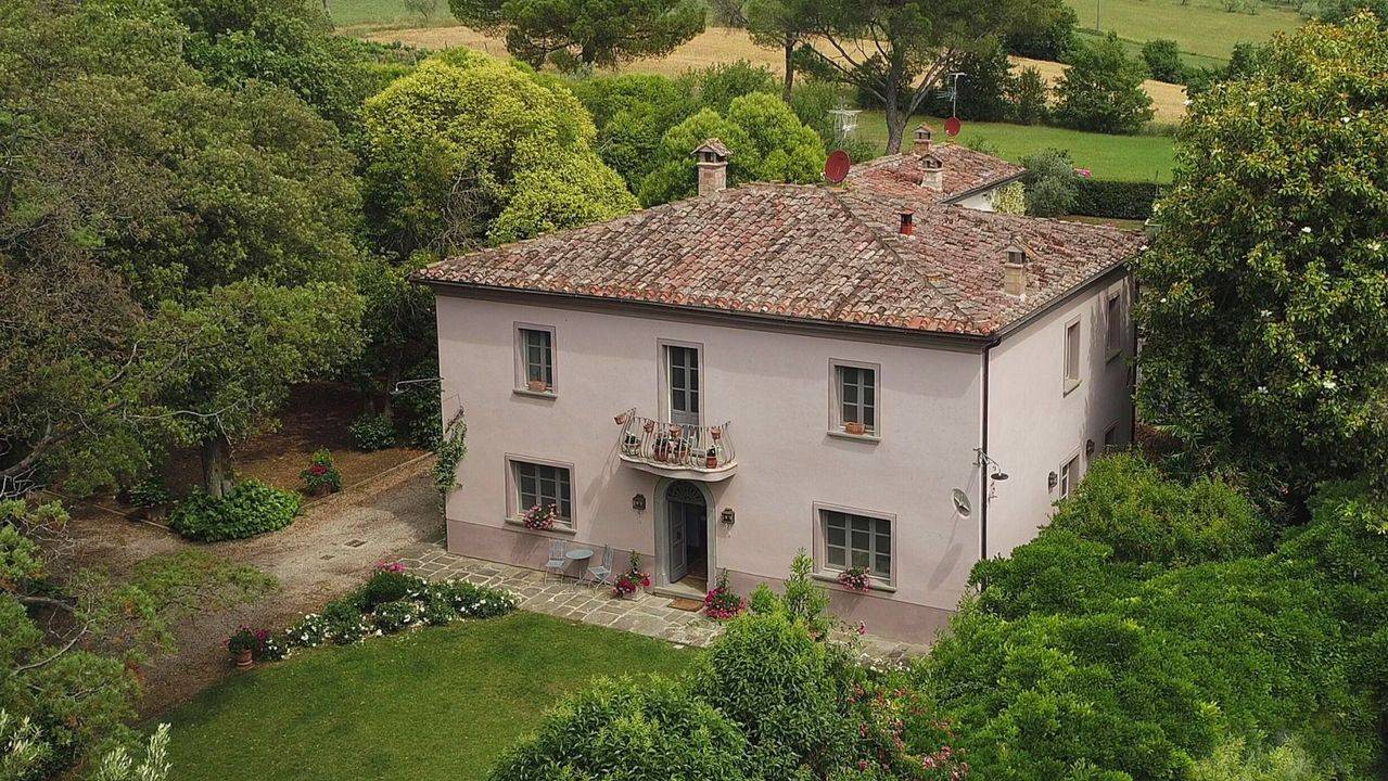 Recently renovated property with two buildings, an annex, garden and land for sale in Val di Chiana, a few km from Arezzo.