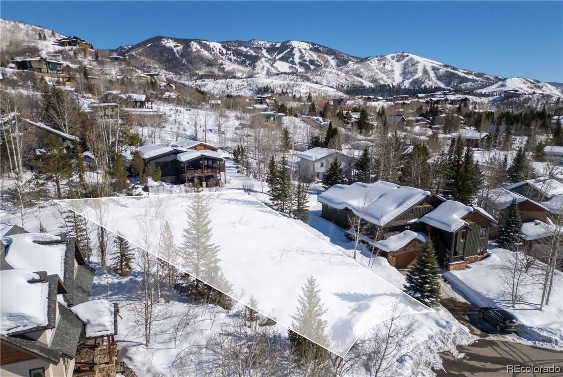 This gently sloping lot, located at the end of a peaceful cul de sac, offers picture perfect views of Emerald Mountain, Howelsen Hill and the Steamboat ski area.