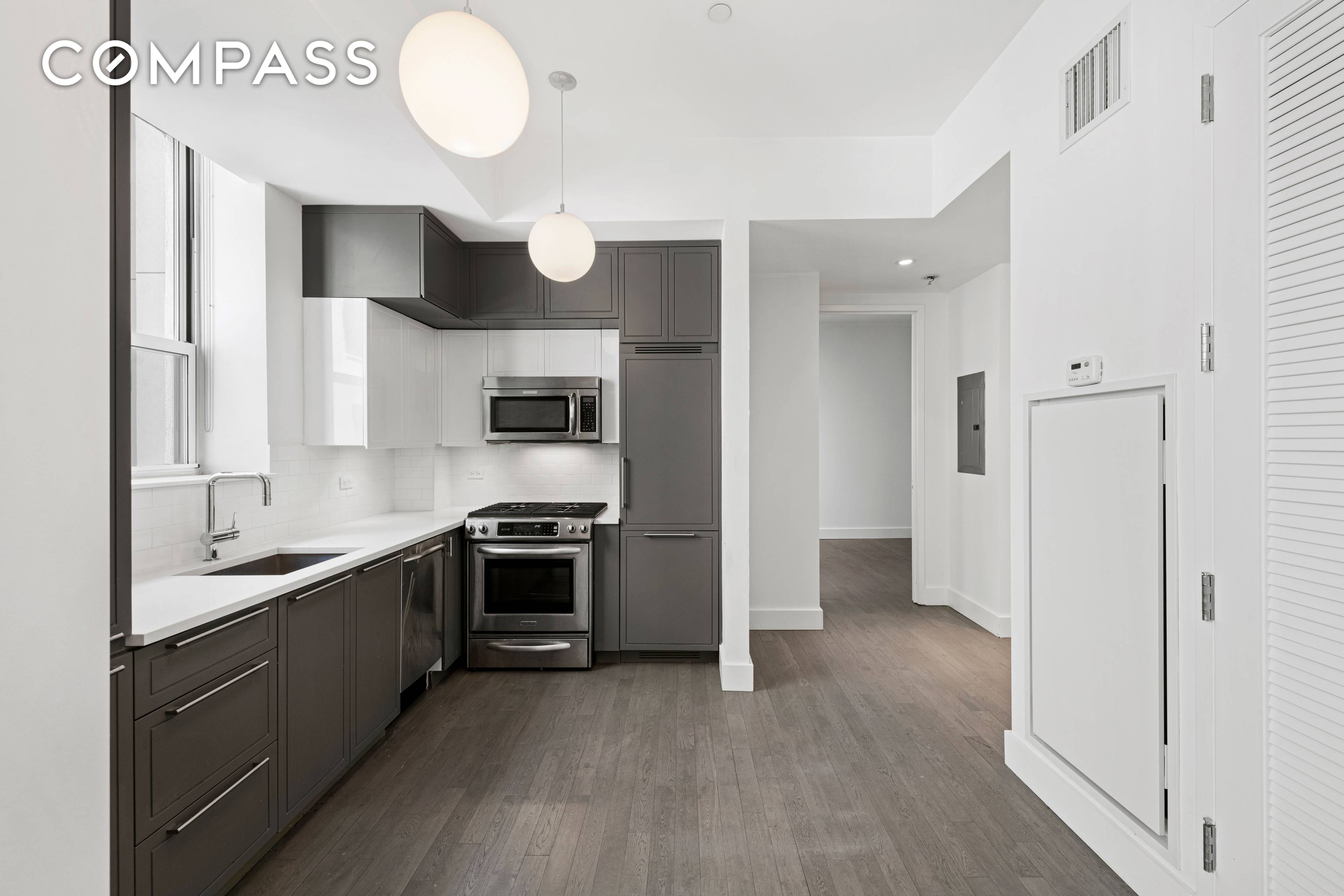 Modern and stylish one bedroom home situated in Nine52, a highly coveted luxury tower centrally located in Hell s Kitchen.