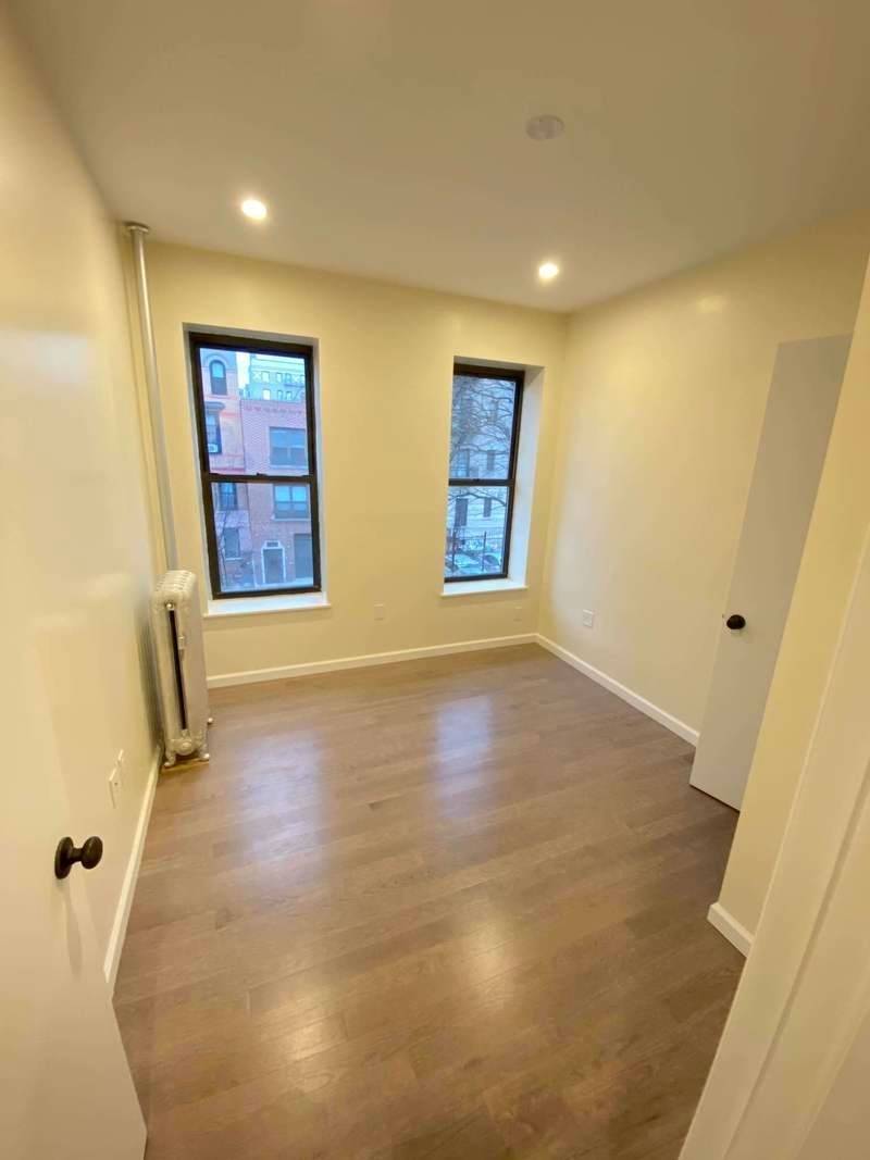 NO FEE, BEAUTIFUL UNIT, 2 FULL BATHROOMS, SECONDS FROM BROADWAY AND THE A EXPRESS TRAIN !