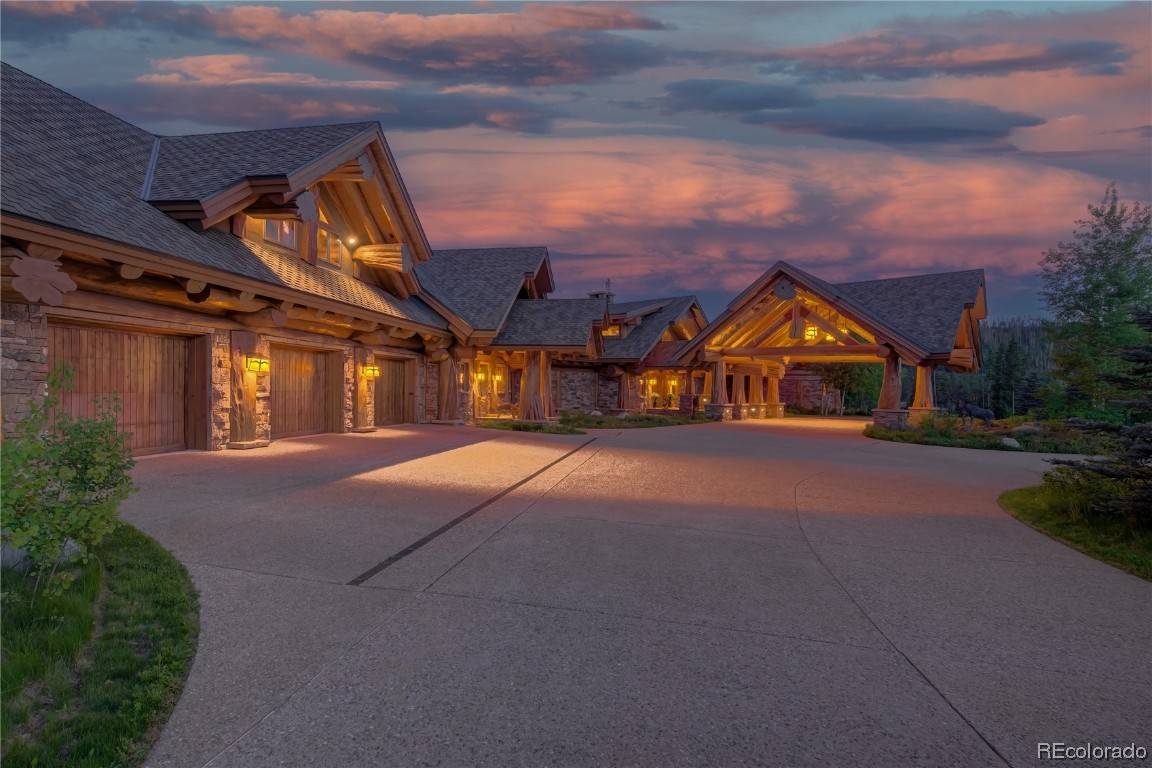 This luxury log home is a one of a kind masterpiece, built with only the finest large diameter Western Red Cedar Logs, all sourced on the Western Coast of British ...