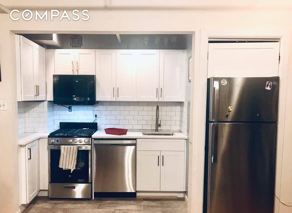 FEE RENTAL We have a recently renovated, super sunny, open floor plan, two bedroom apartment available for rent in Park Slope.