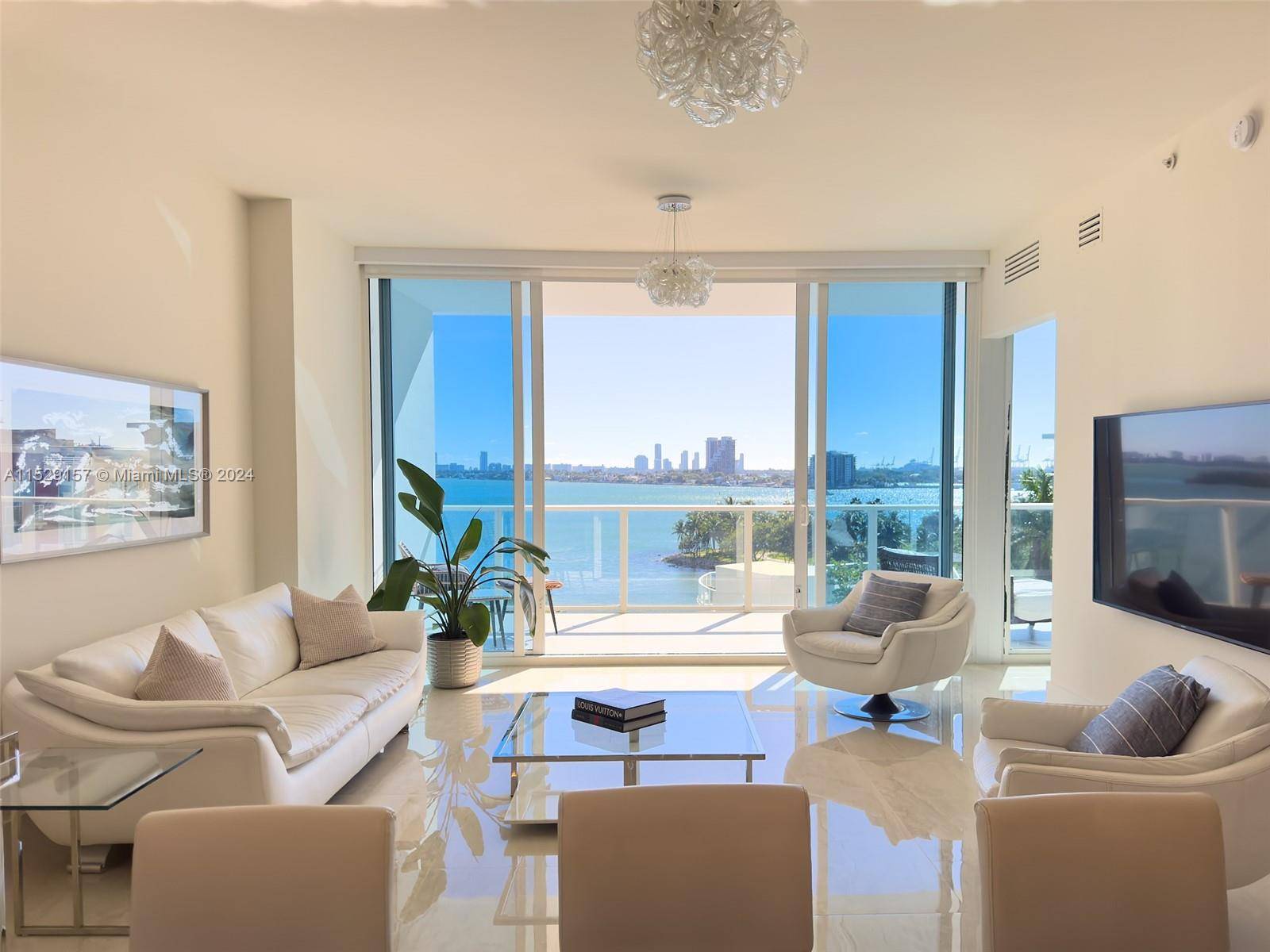 Stunning 2 bed, 2. 5 bath condo at Paramount Bay, one of Miami s most prestigious addresses.