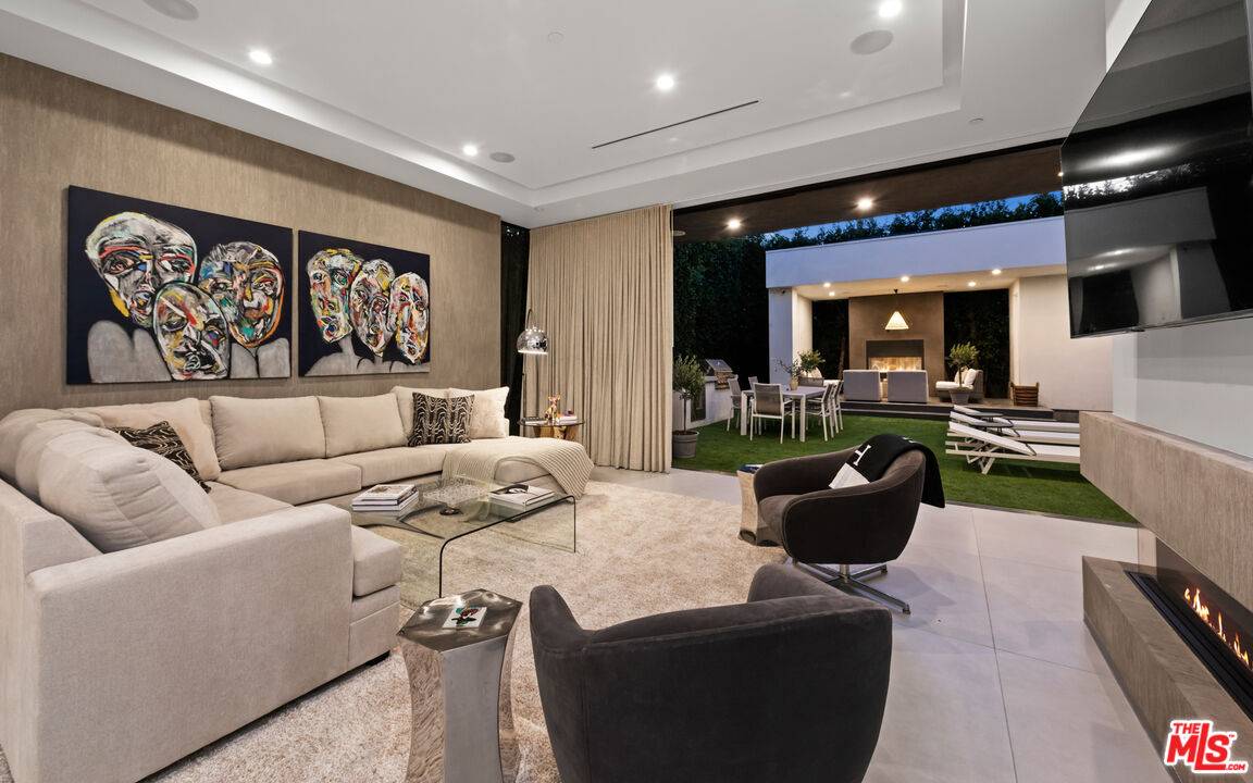 523 N HARPER AVE 5BR Beverly Grove La