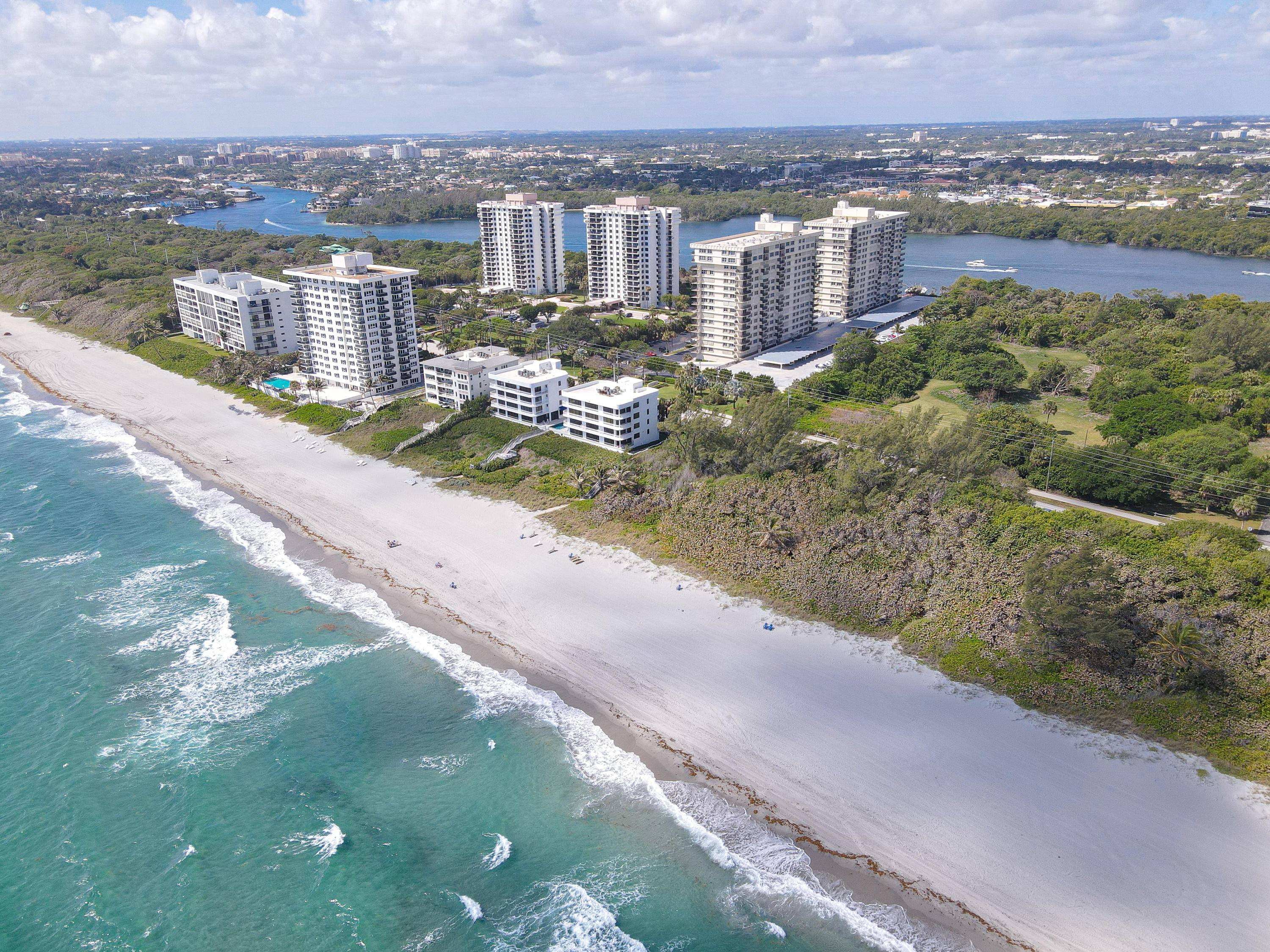 EXPERIENCE THE LIFESTYLE Stretching from the Atlantic Ocean to the Intracoastal, this idyllic getaway in Boca Towers defines the Florida Lifestyle.