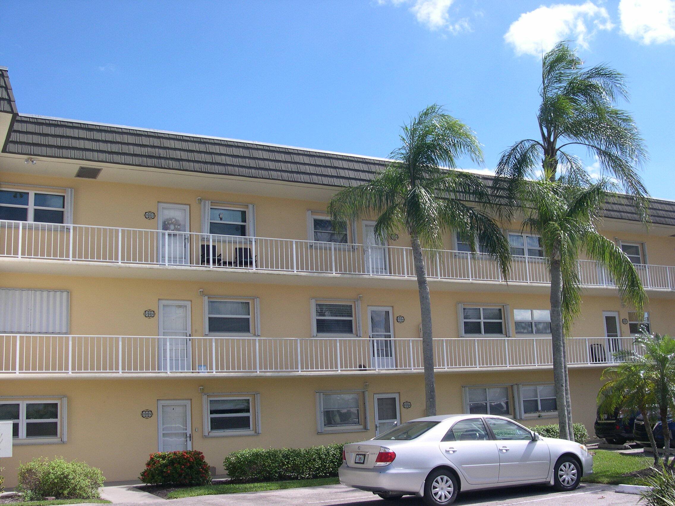 Great top 3rd floor 2 2 plus large Florida Room right on Faber Cove and the fabulous ocean access deep water reasonably priced Colonnades marina.