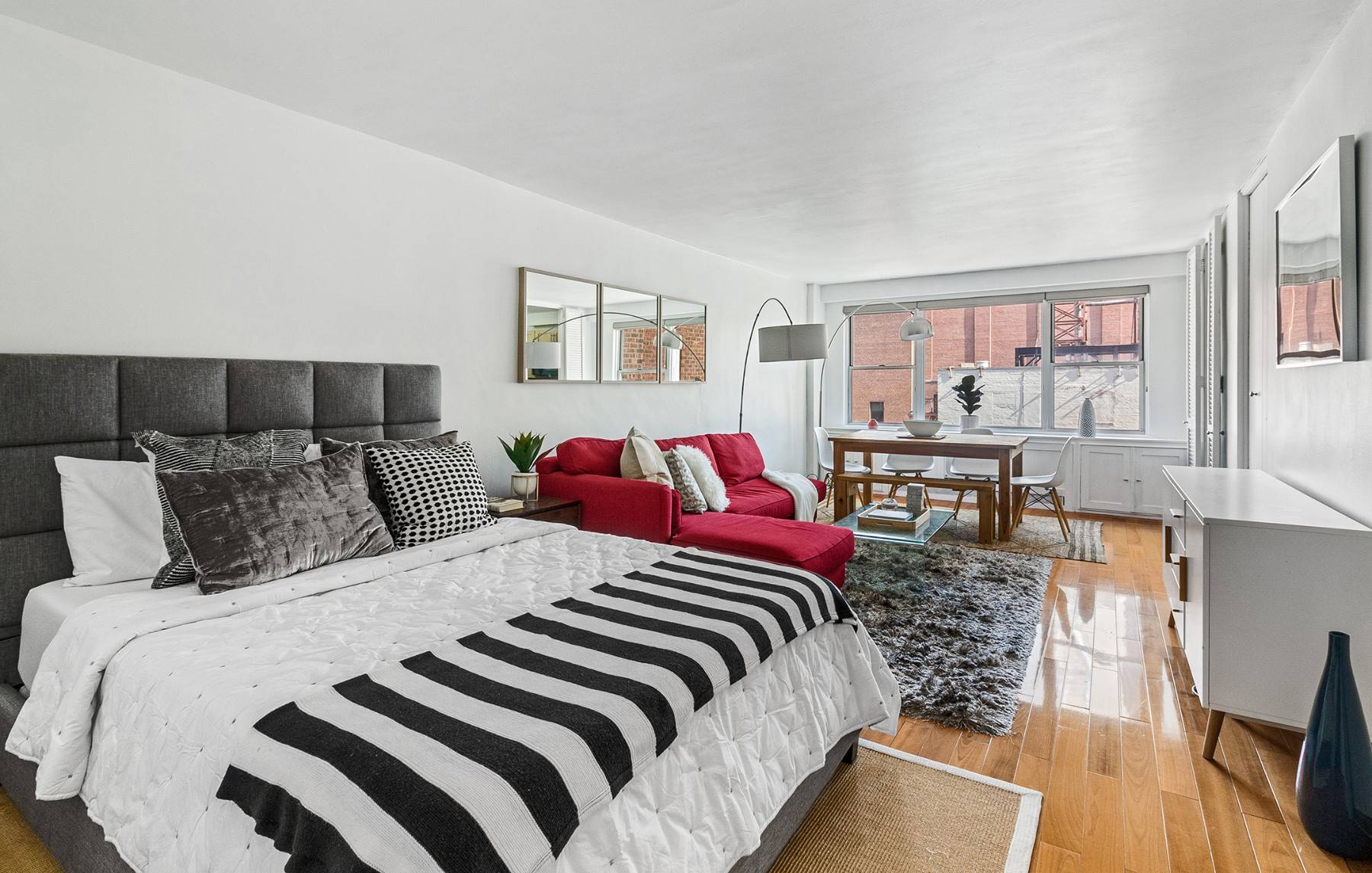 Situated in the heart of Manhattan, this spacious Murray Hill studio has been completely transformed.