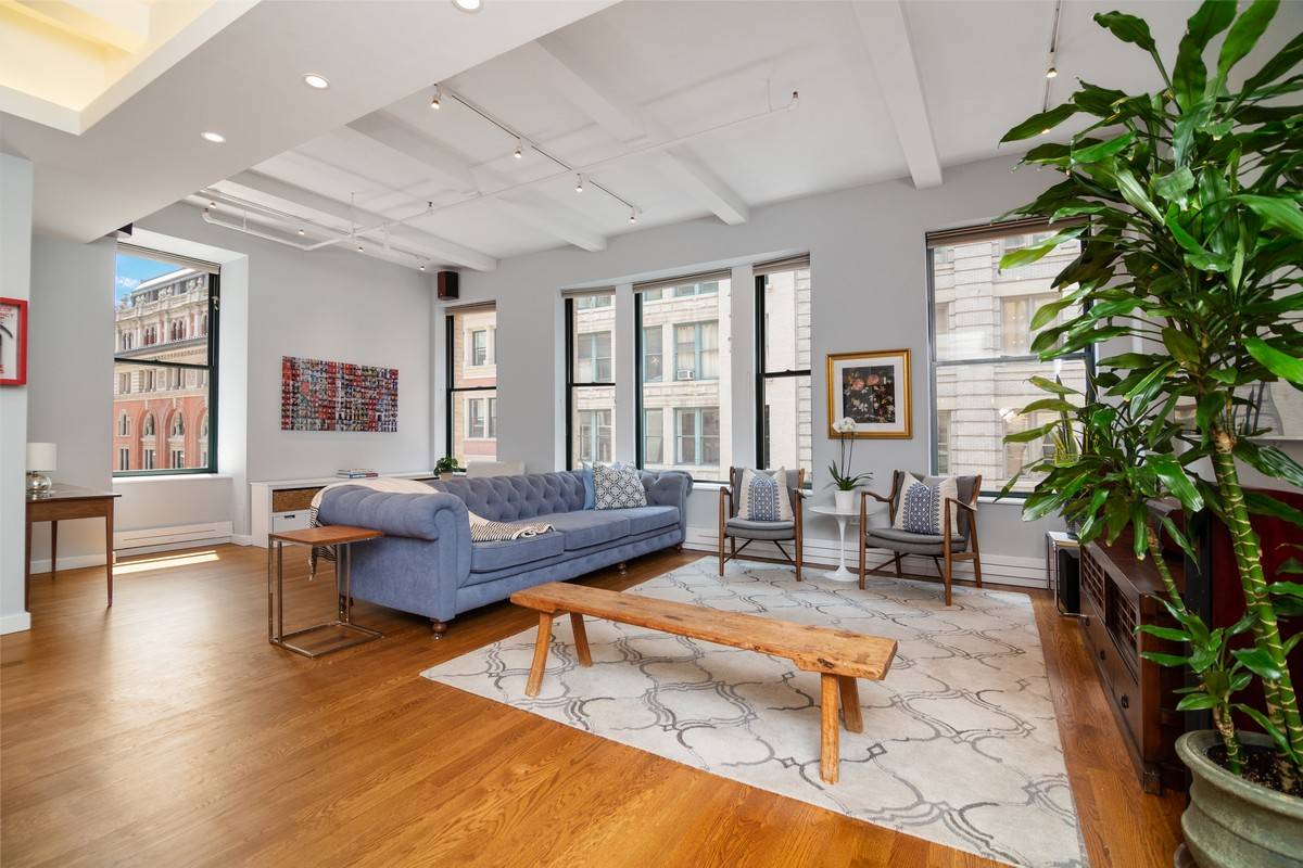 Welcome to 9 West 20th Street Residence 7 a remarkable Full Floor, Loft 3 bedroom, 2 bathroom plus home office, located in the heart of the Flatiron District.