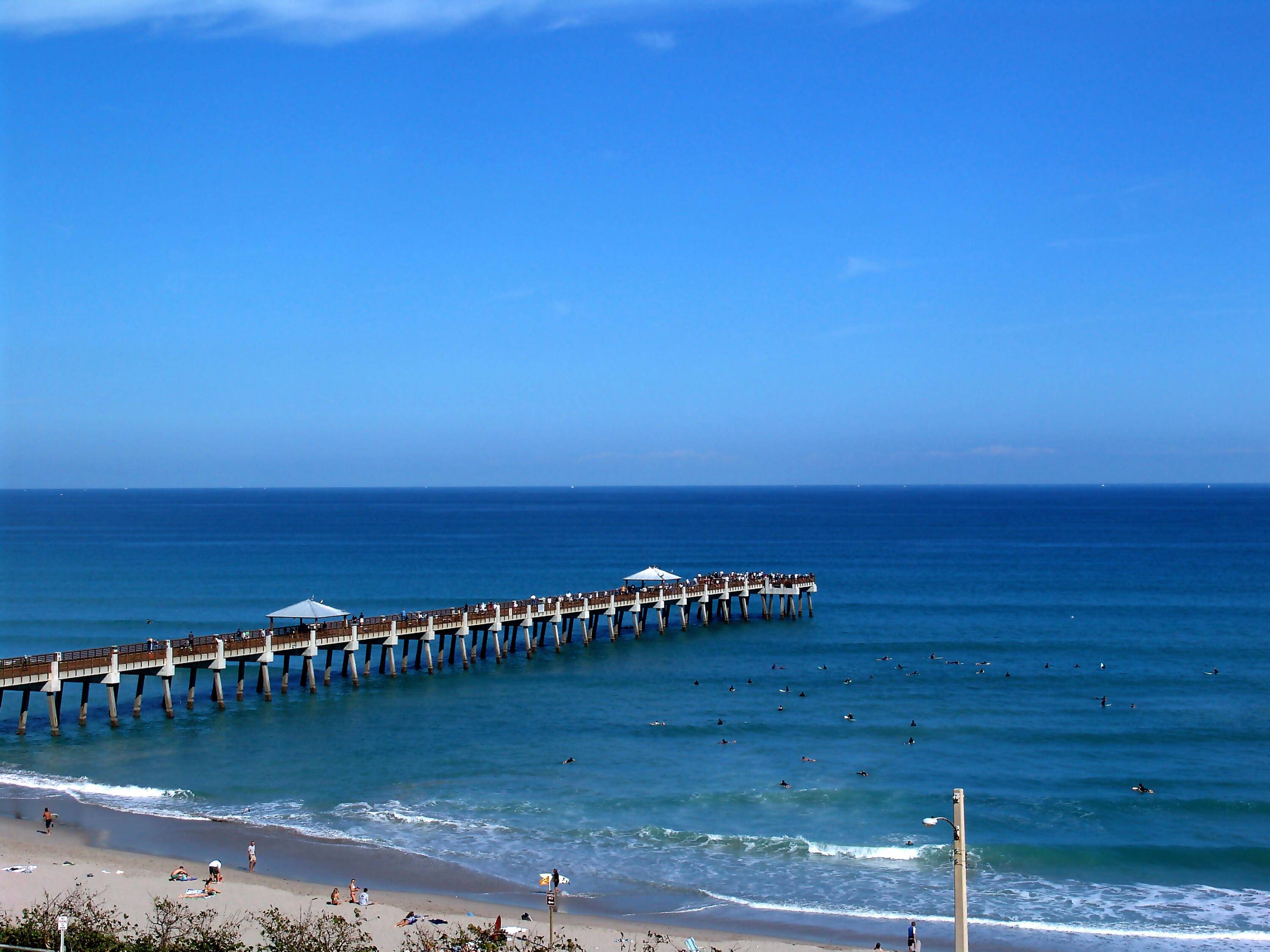 AVAILABLE NOW TOMOVE INTO THIS Beautiful unit overlooking Juno Beach Pier.