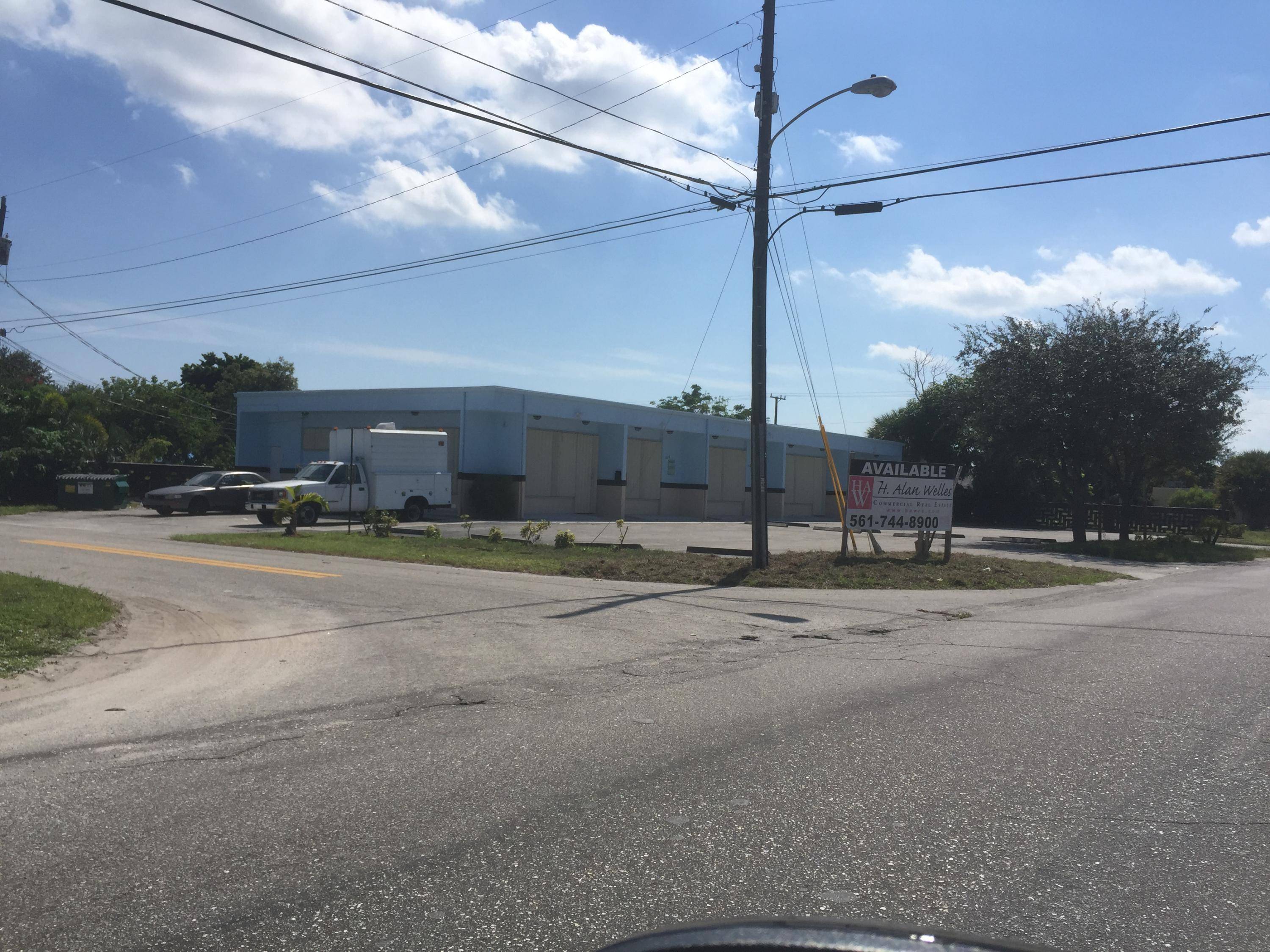 1 860 sf unit for lease 1100 moENDCAP UNIT WITH LOTS OF WINDOWS AND ACCORDIAN HURRICANE SECURUTY SHUTTERSor entire building for sale ; Owner will only entertain a full ask ...
