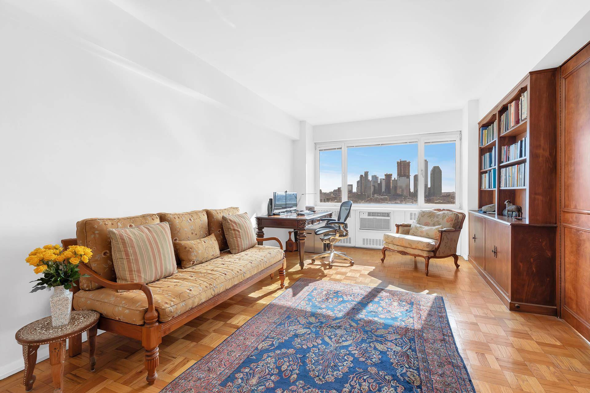 Prepared to be WOWED by the expansive high floor skyline and river vistas from the 59th Street Bridge to the Williamsburg Bridge through walls of windows !