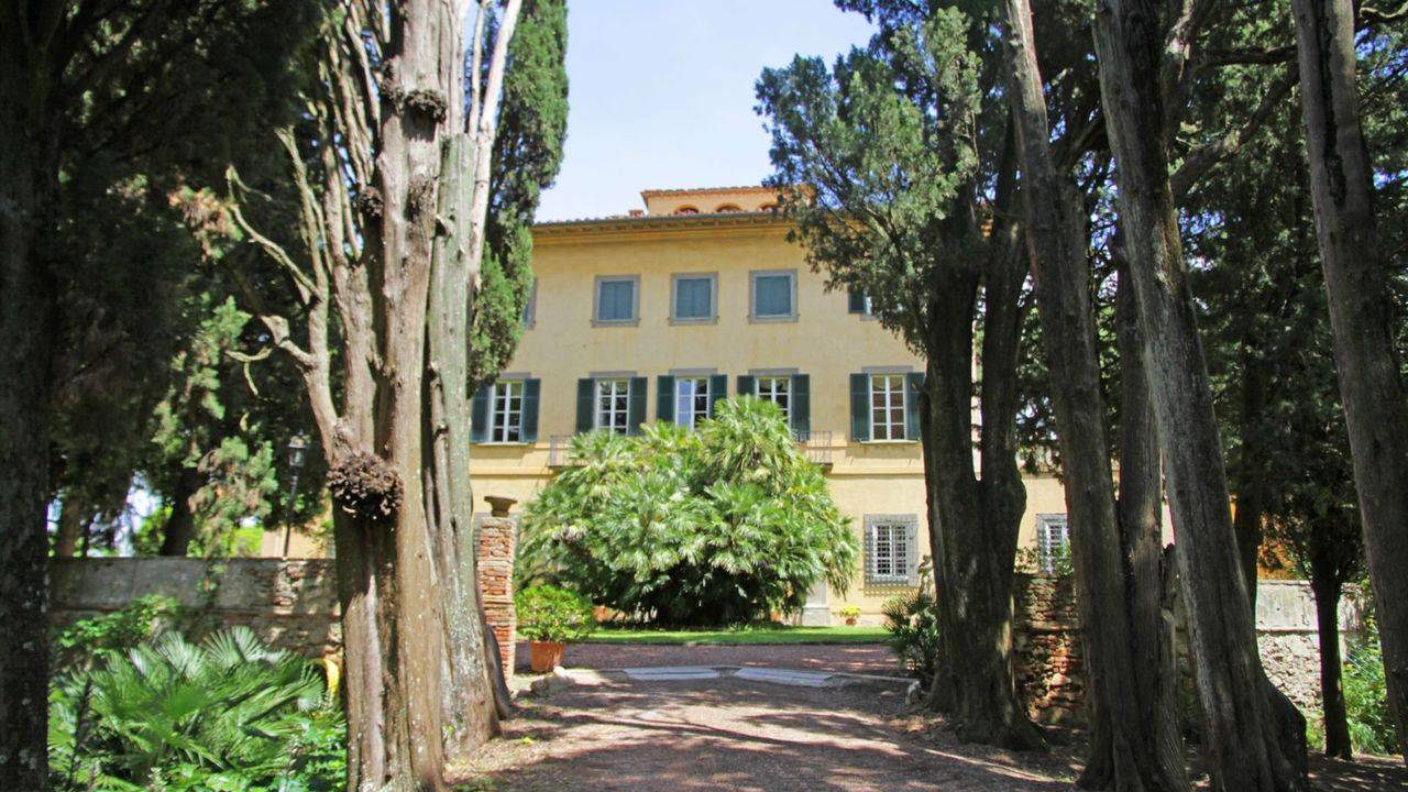 Historic Tuscan villa with frescoes for sale in Tuscany. The villa is of important historical and artistic value. Livorno 35 km, Florence (77 km)