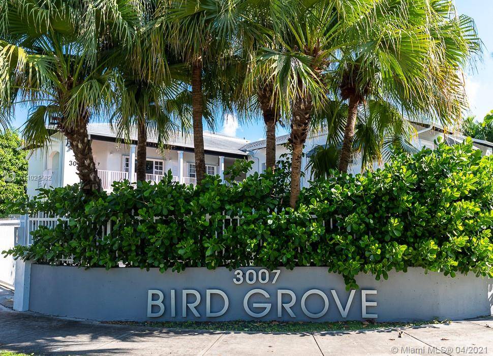Well kept 1B 1B condo in Coconut Grove, walking distance to CocoWalk, Milam's supermarket, HomeDepot, Peacock Park, and David T.
