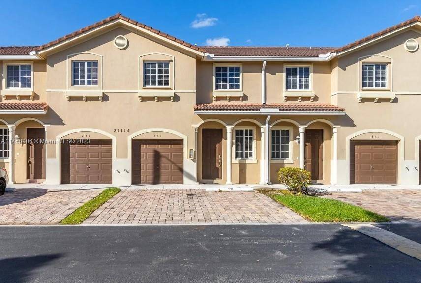 Welcome to this townhouse located at a great condominium in Miami Gardens, FL.