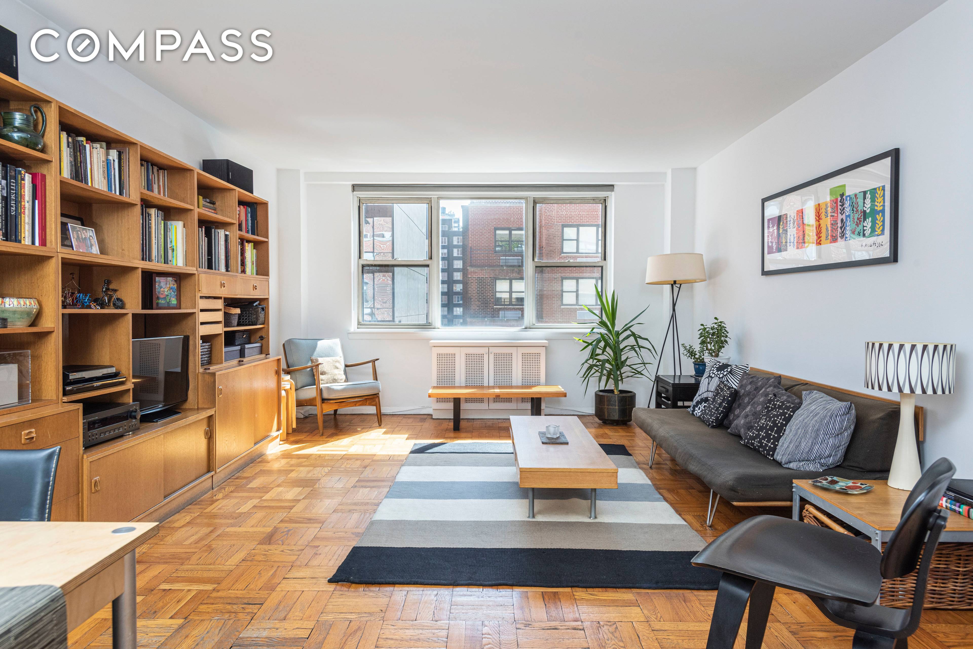 Big, bright and beautifully maintained high floor 1 bedroom home, west of Lex in the heart of Murray Hill.