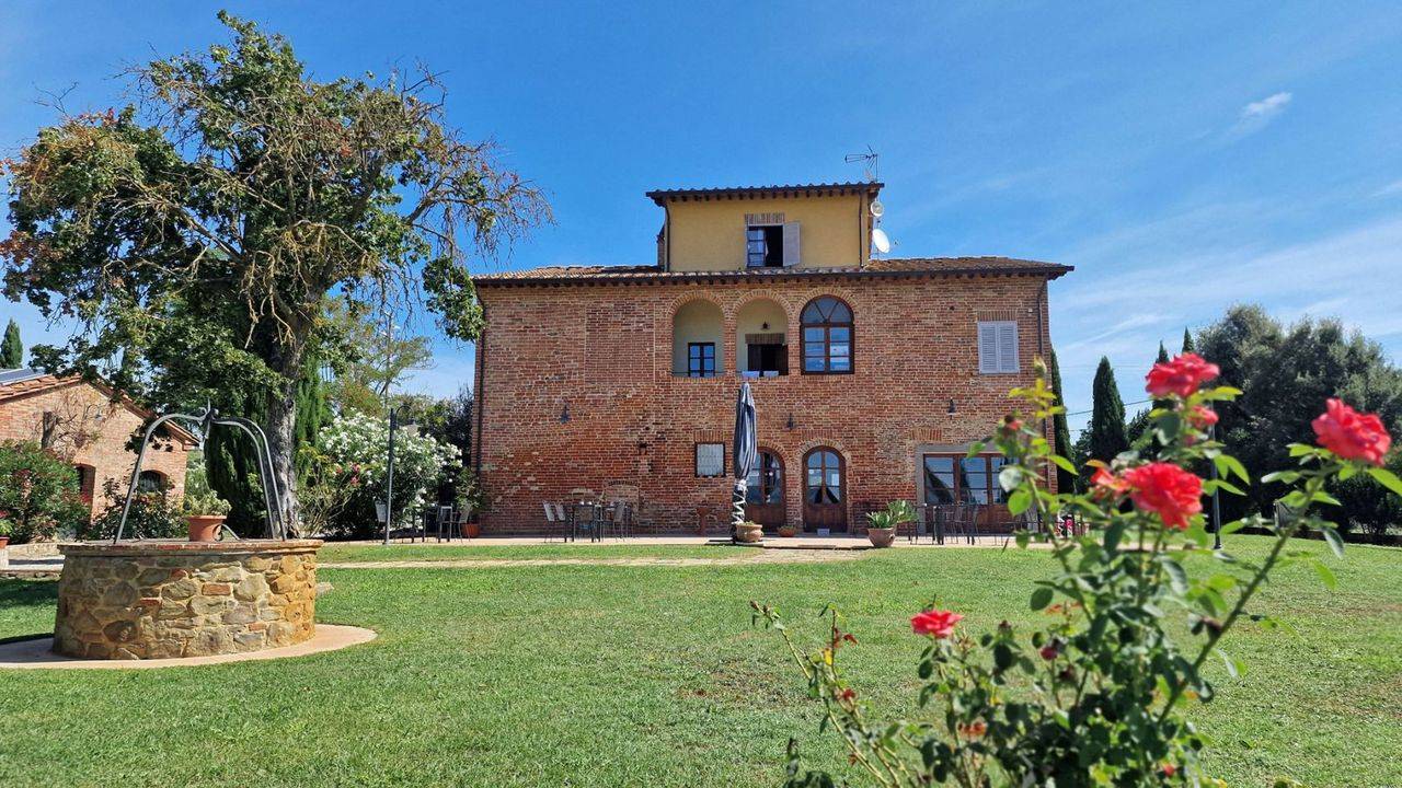 Renovated farmhouse with swimming pool, garden, restaurant, 2 ha of land and panoramic views for sale in Cortona, Tuscany.