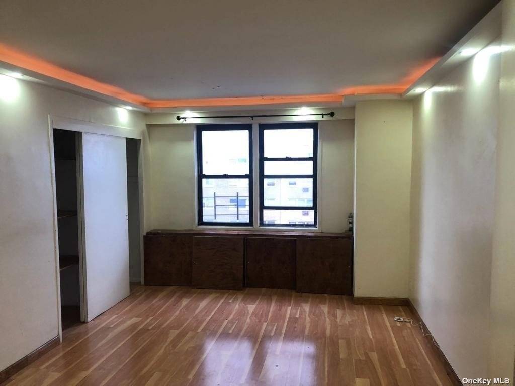 LOCATION ! ! Beautiful 1 bedroom apartment for sale located in the heart of Flushing near public transportation, walking distance from train station for 7 Train, Bus stop, Q20 A ...