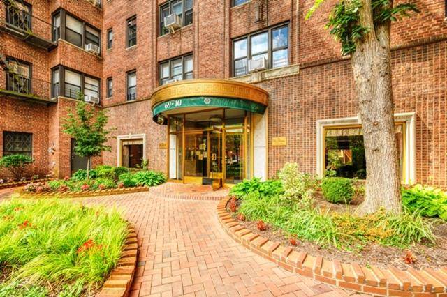 1 bedroom at The Mayflower in Forest Hills.