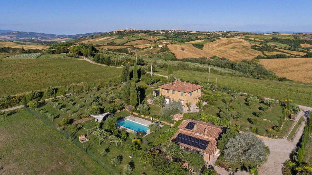 Typical tuscan stone farmhouse with swimming pool and outbuildings for sale in Pienza. Country villa in a panoramic position for sale in Val d'Orcia