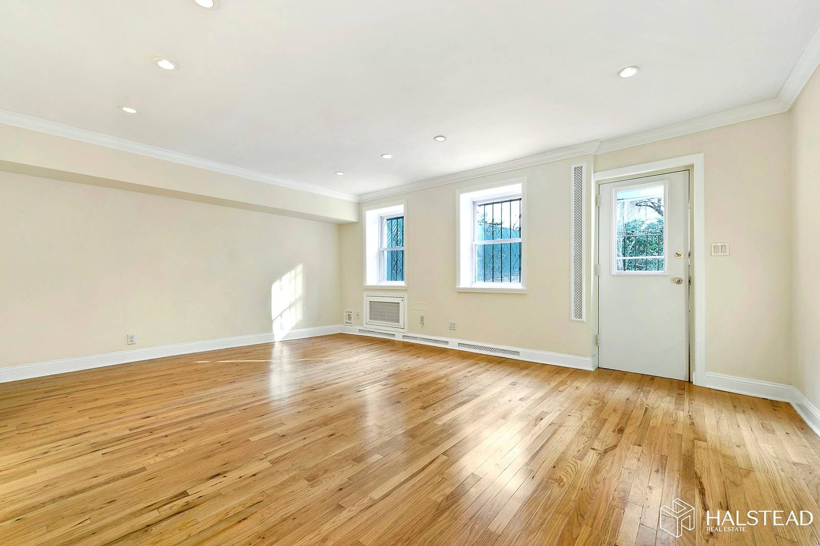 212 East 31st Street is a 4 story, 20 foot wide townhouse located on a lovely tree lined street in Kips Bay.