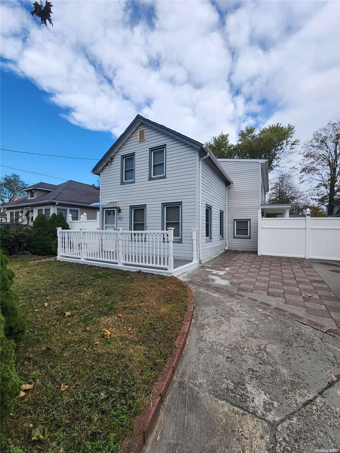 Discover your ideal rental home in the heart of Patchogue !