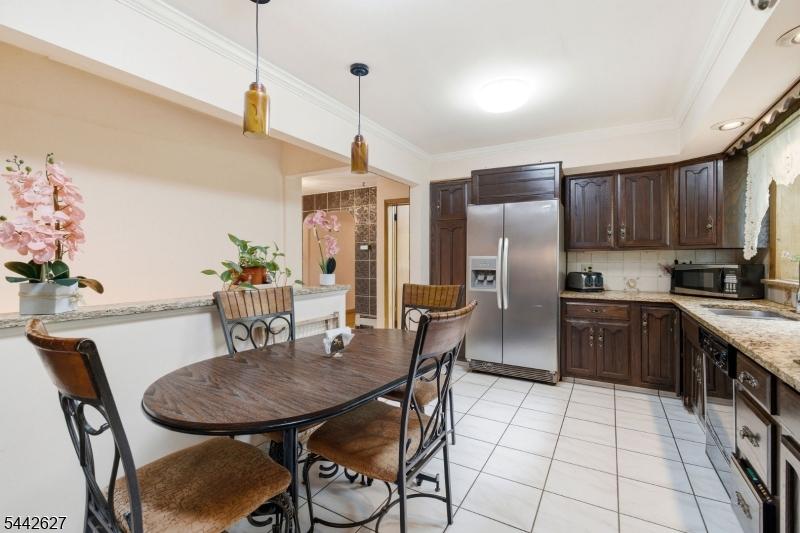 Eat-in-Kitchen