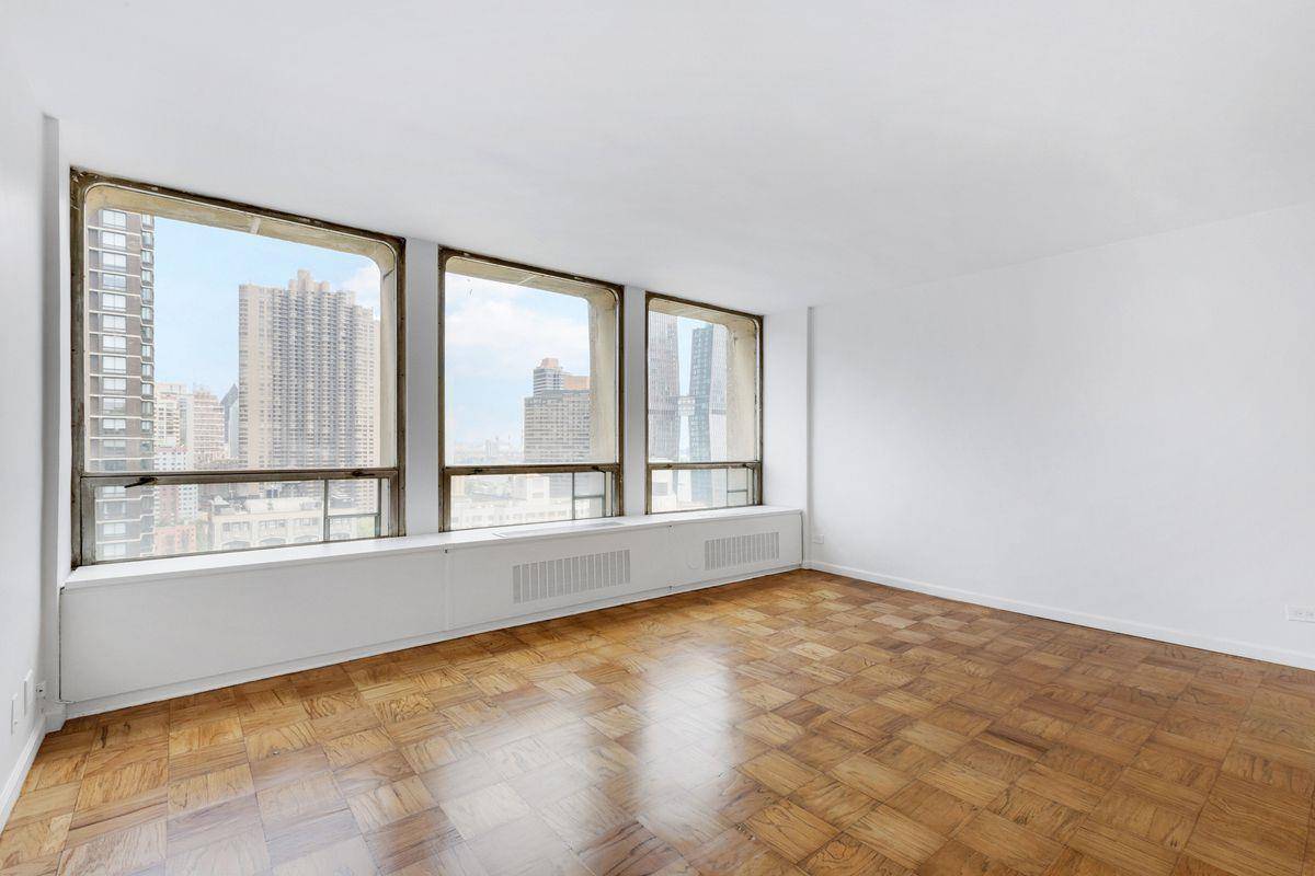 This perfect studio on a high floor enjoys extremely low monthlies in one of Murray Hill's most coveted full service condominiums.