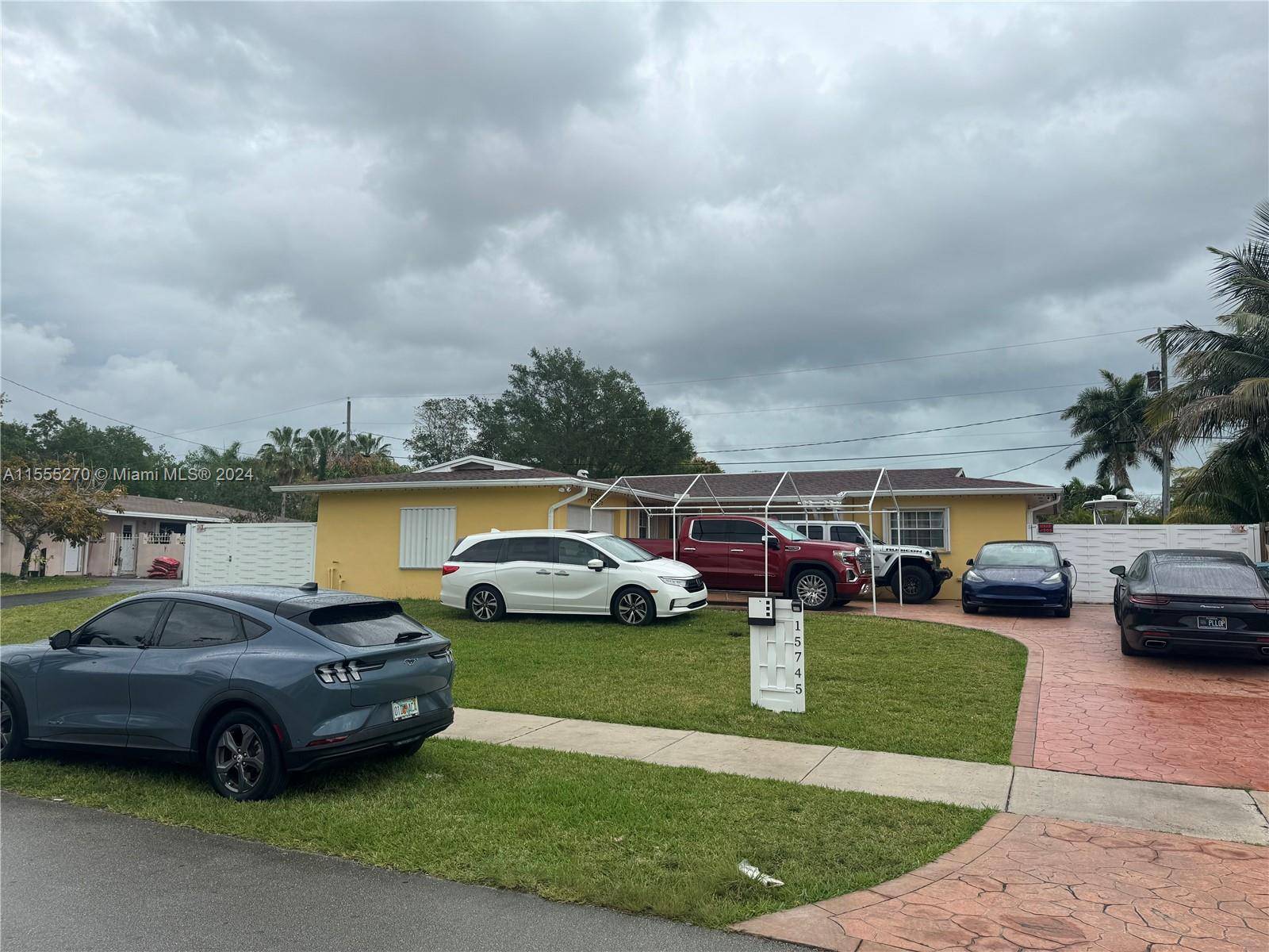 Great single family home in a desirable area of Cutler Bay, large family room, dining room and kitchen for the enjoyment of the whole family, garage, side entrances for boat ...