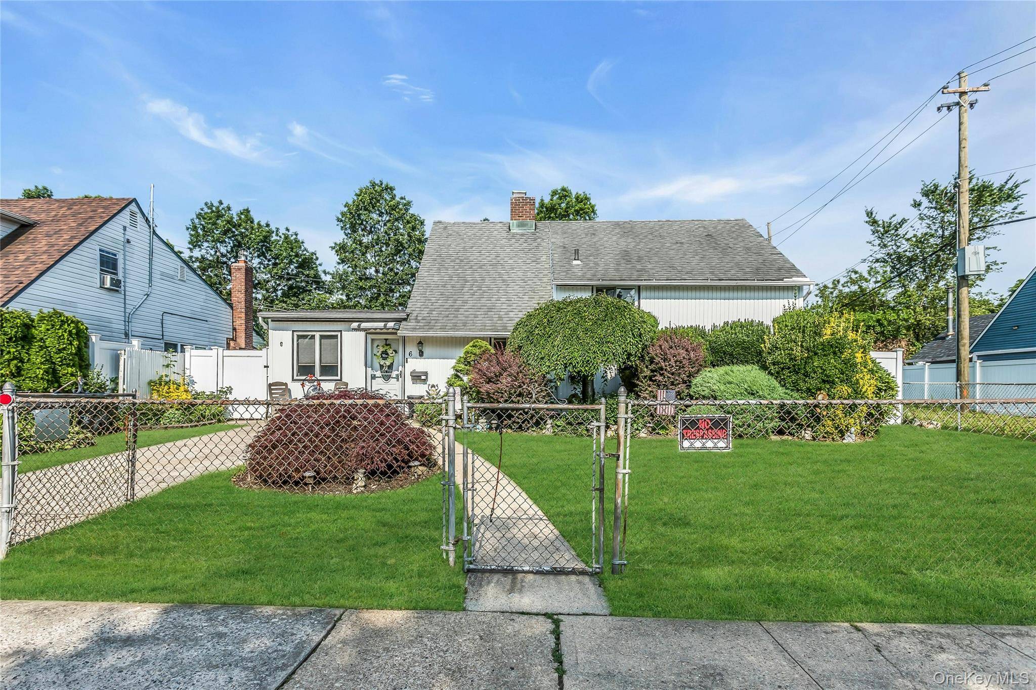 Spacious 5 Bedroom home with separate entrance Endless Possibilities !