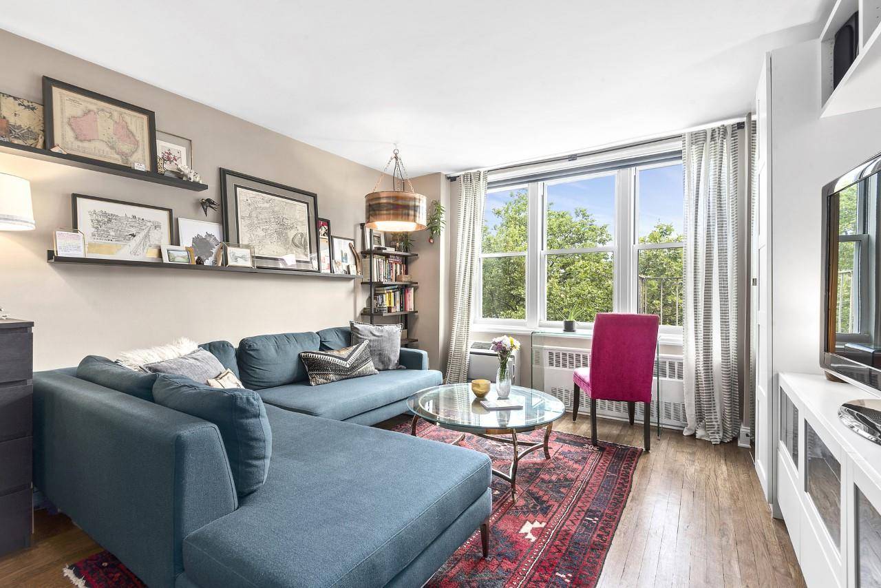 This lovely light filled studio is located on one of the most coveted tree lined streets in Brooklyn Heights.