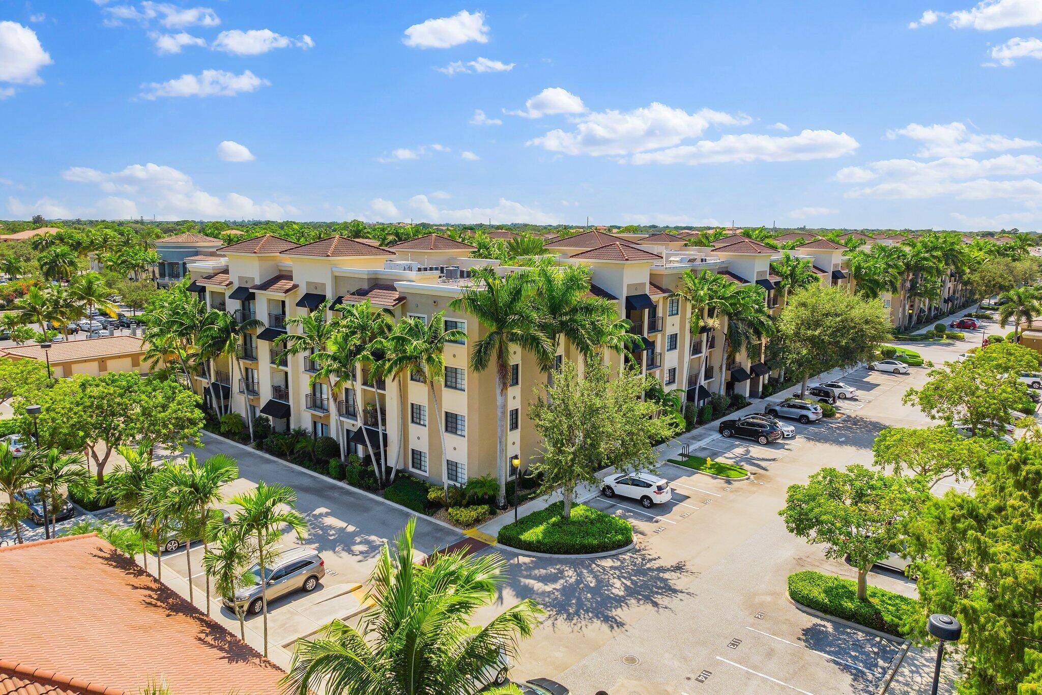 WALKABILITY ! ! Live in the heart of Palm Beach Gardens and walk to Publix, Fresh Market, restaurants and shopping.