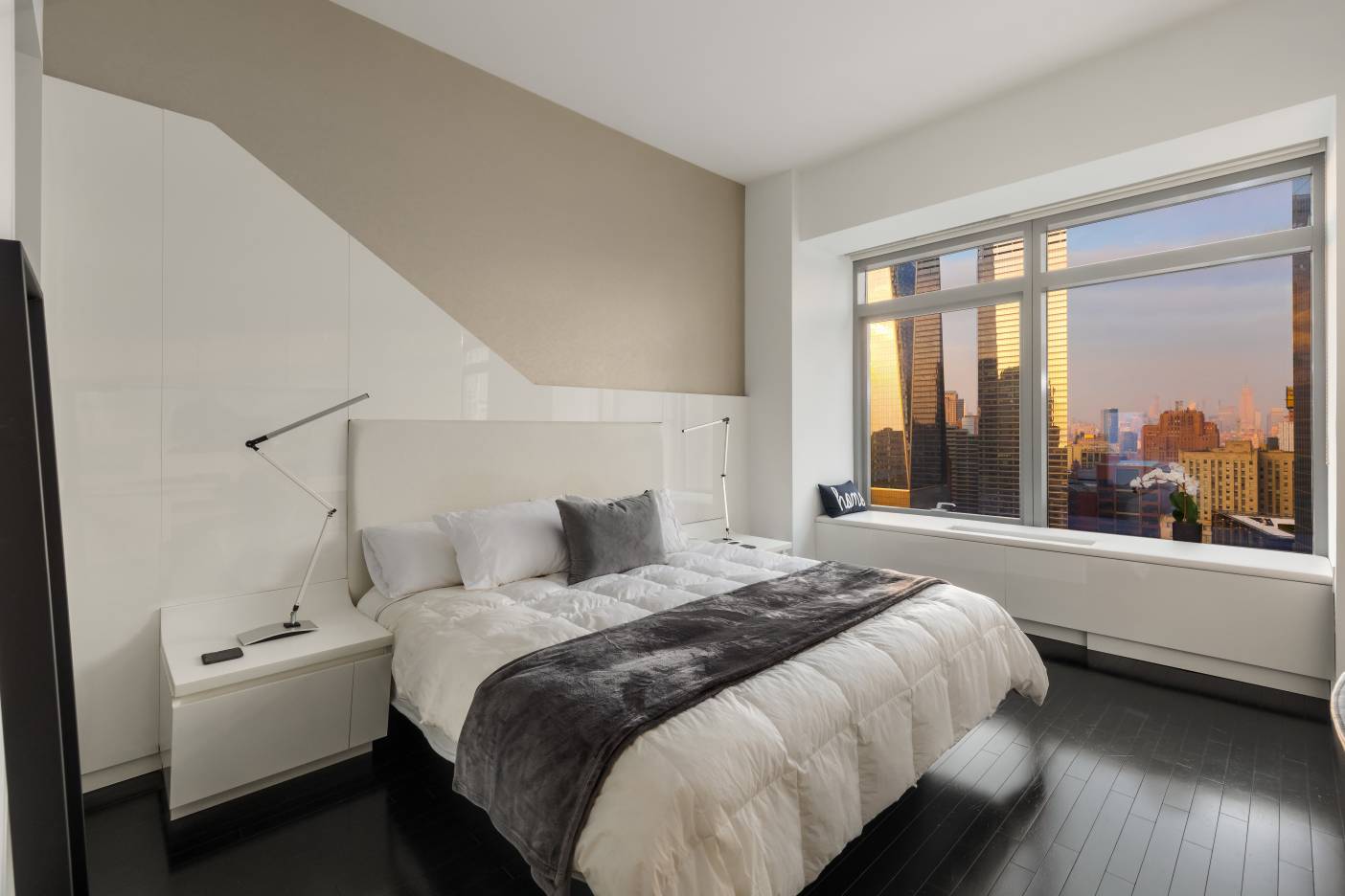 Located on the thirtieth floor of the building, this smartly outfitted one bedroom boasts unobstructed northern views of New York s most iconic buildings.