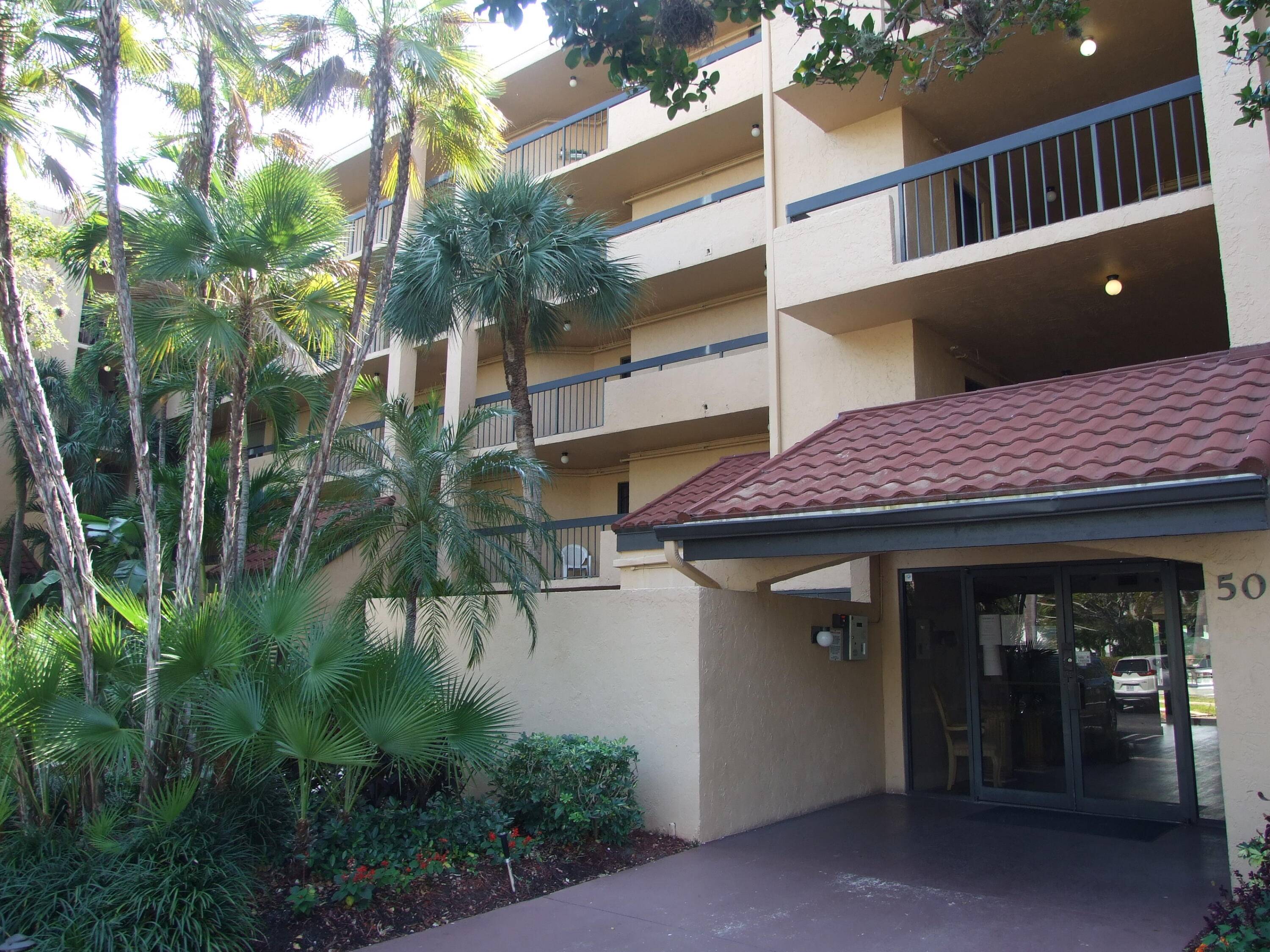 TENNIS HAVEN AND ONLY 1 MILE FROM THE ENTERTAINMENT DISTRICT OF ATLANTIC AVE AND ONLY 2 MILES TO THE BEACH.
