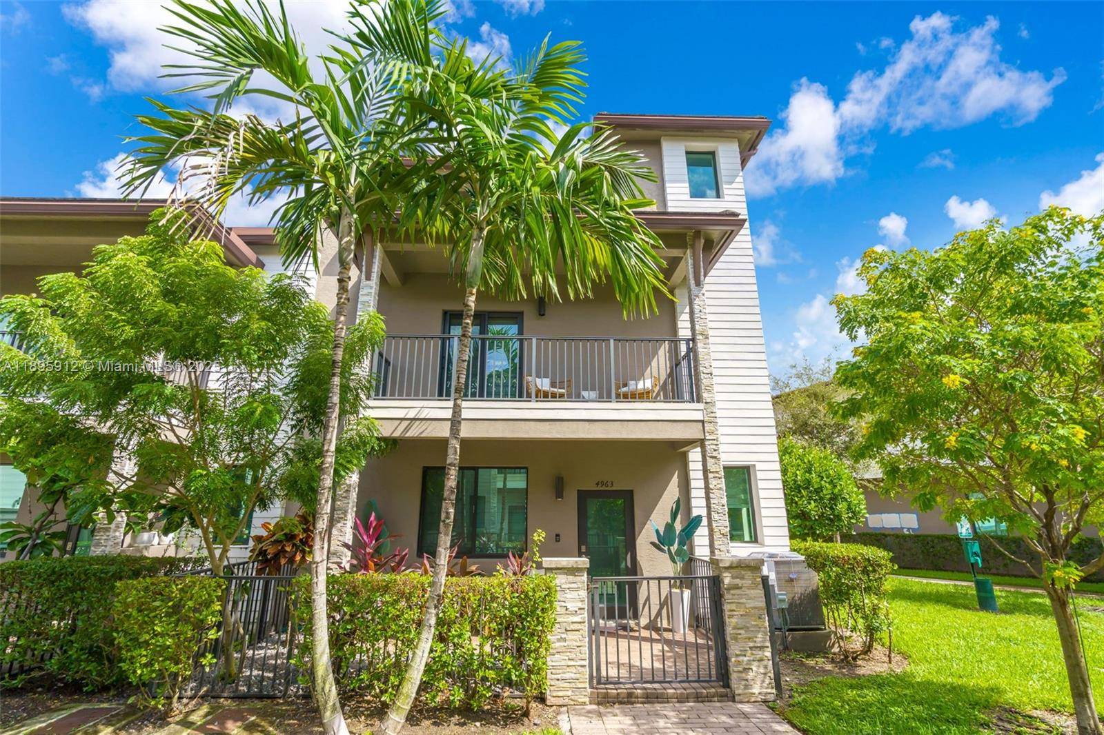 Welcome to your modern and luxury townhome in Urbana Doral !