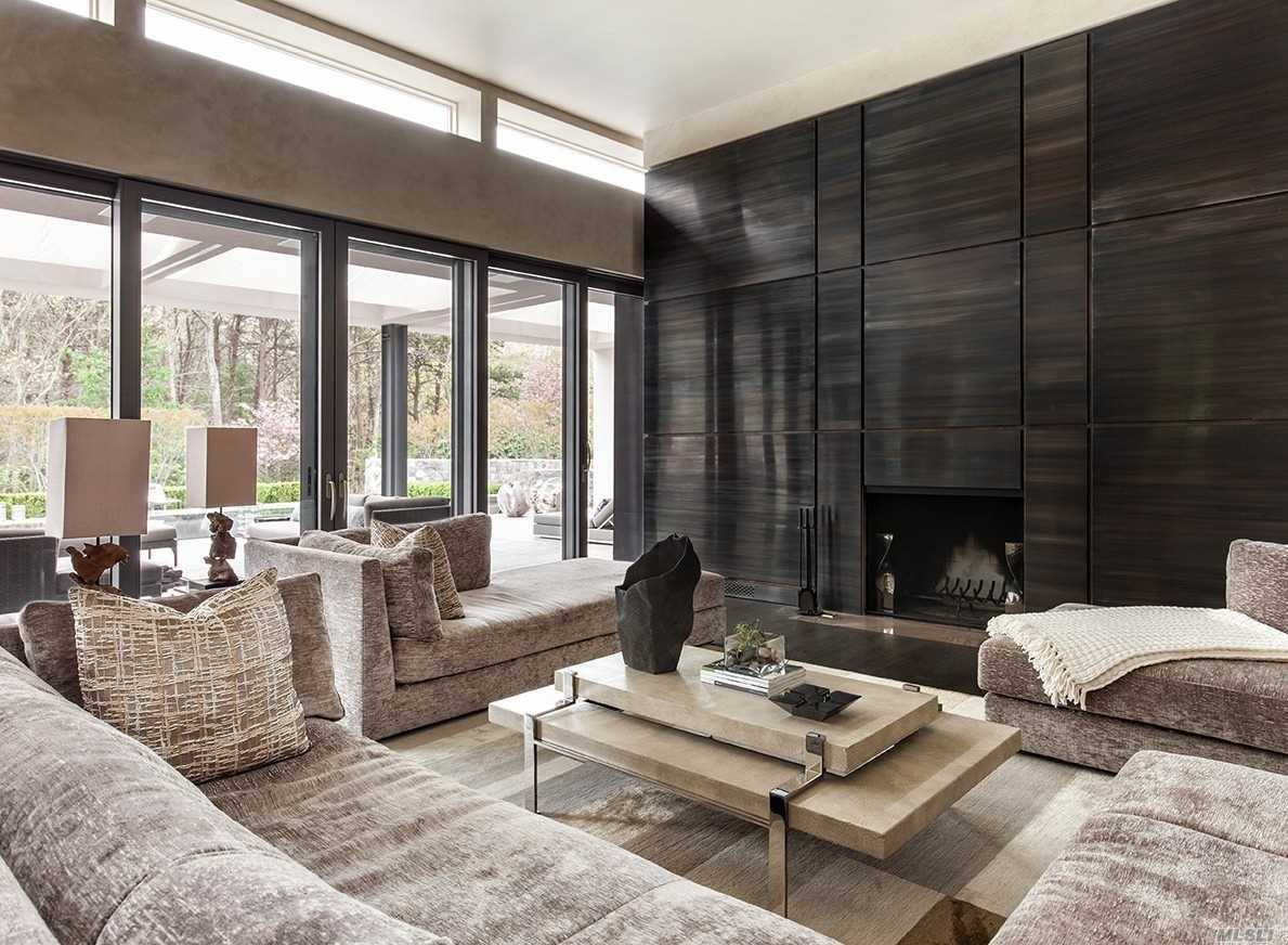 Located in the East Hampton hamlet of Wainscott, this modern gem on just under 1 acre combines the best in energy efficient building with elegant indoor outdoor living.