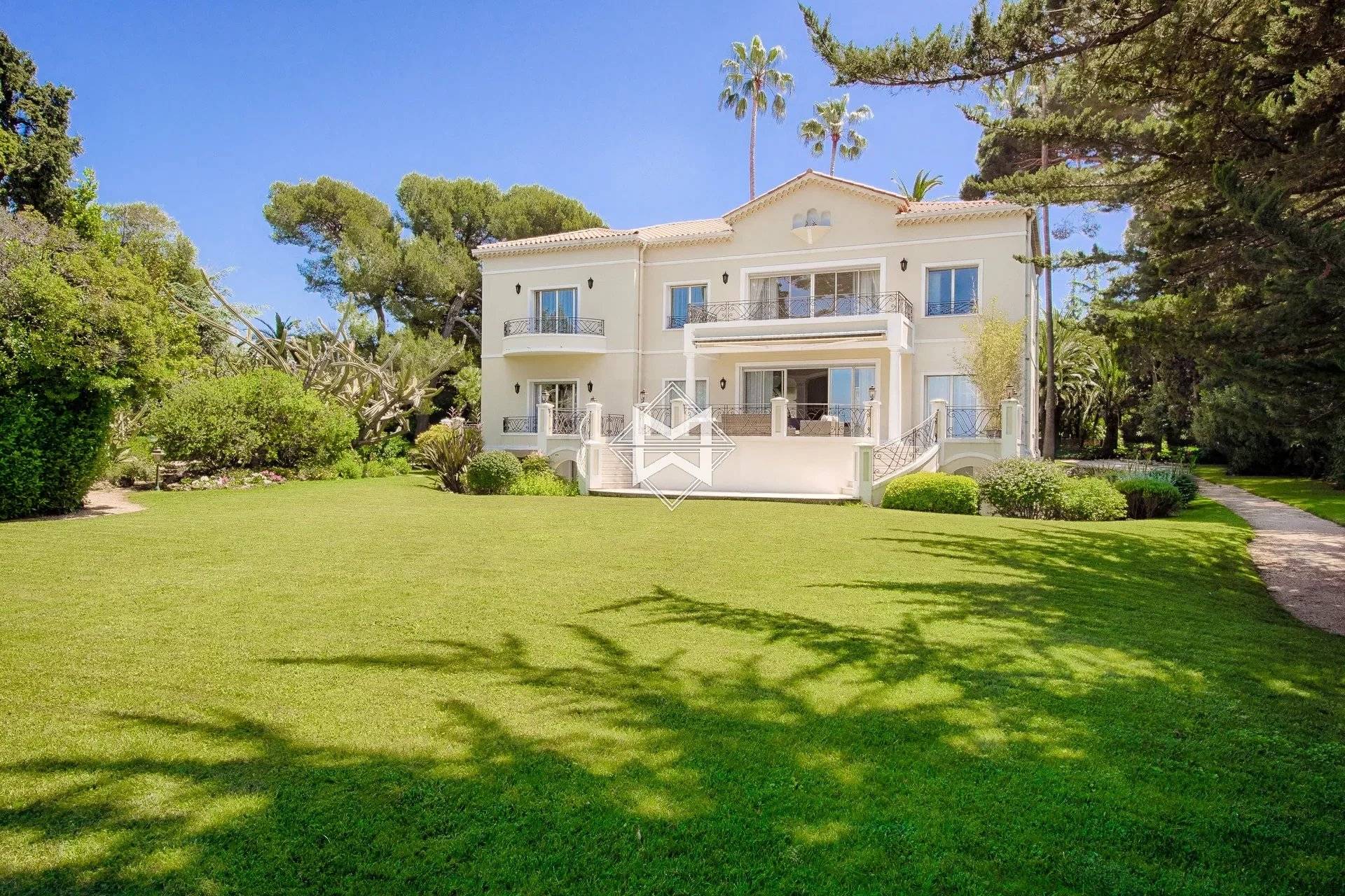 Magnificent villa of about 700 sqm built in the Palladian style located on the seafront