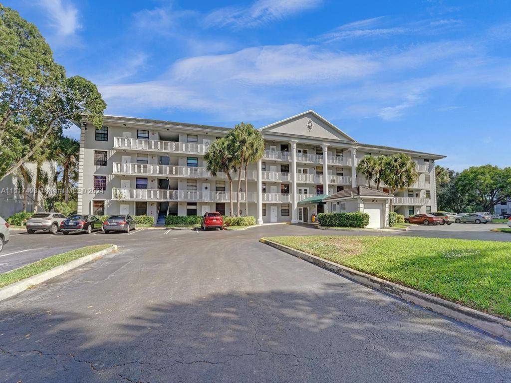 2 bedroom 2 bathroom first floor Whitehall 1 condo located in the private country club of Pine Island Ridge, an all age community !