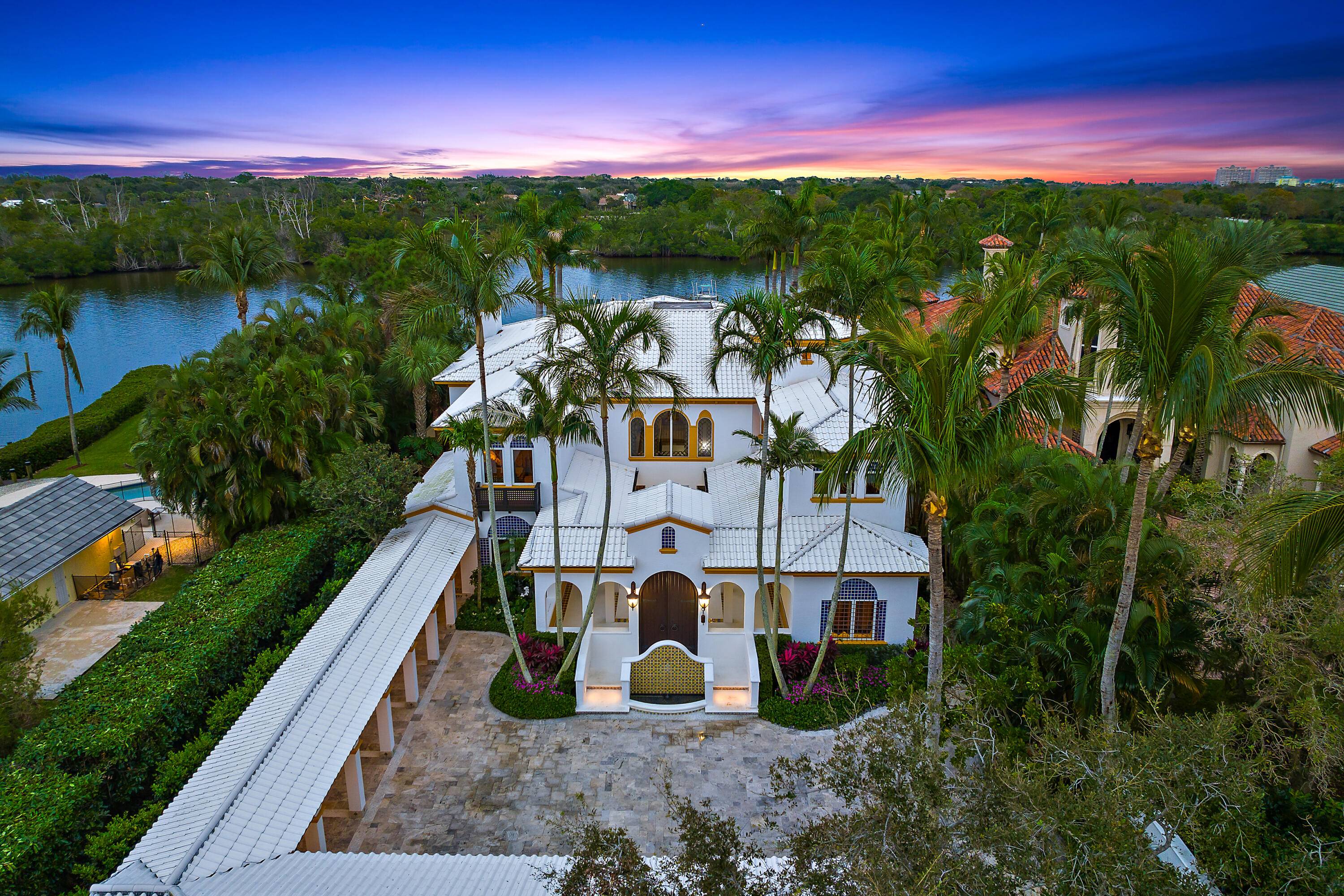 Extraordinary intracostal Home For Sale in Palm Beach Gardens.