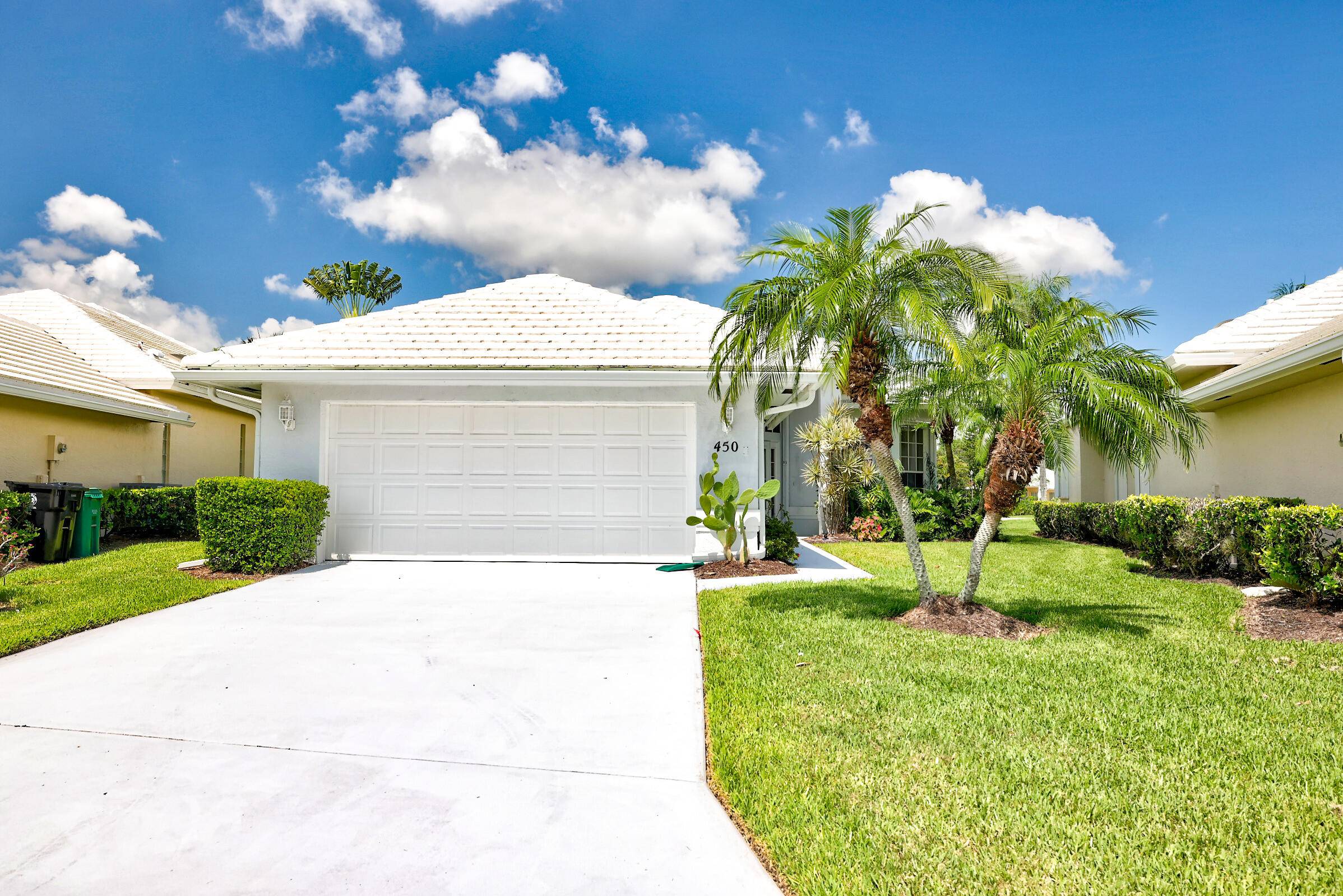 Move in ready ! 2B 2B 2G Den in the heart of St Lucie West.