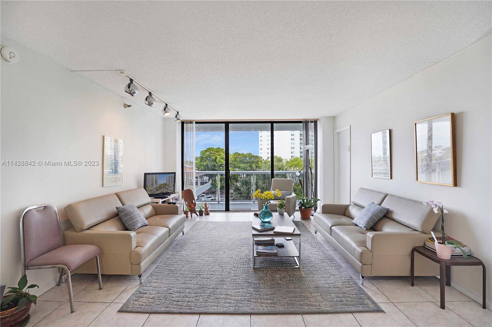 CAN BE LEASED RIGHT AWAY Unique three bedrooms three bathrooms condo located in the heart of Aventura along the exclusive Country Club Drive and across the Turnberry Golf Course.