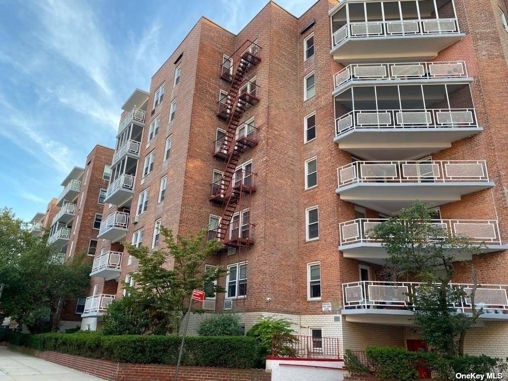 Large 2 Bedroom, 2 Full Bathroom unit with the Balcony, lots of light.
