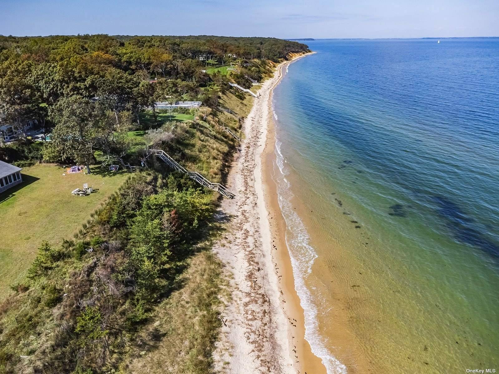 Charming Saltbox on one half acre, one quarter mile to a 5 mile Beach Enjoy as is, renovate or build new in this quiet neighborhood on the magnificent Gardiners Bay ...