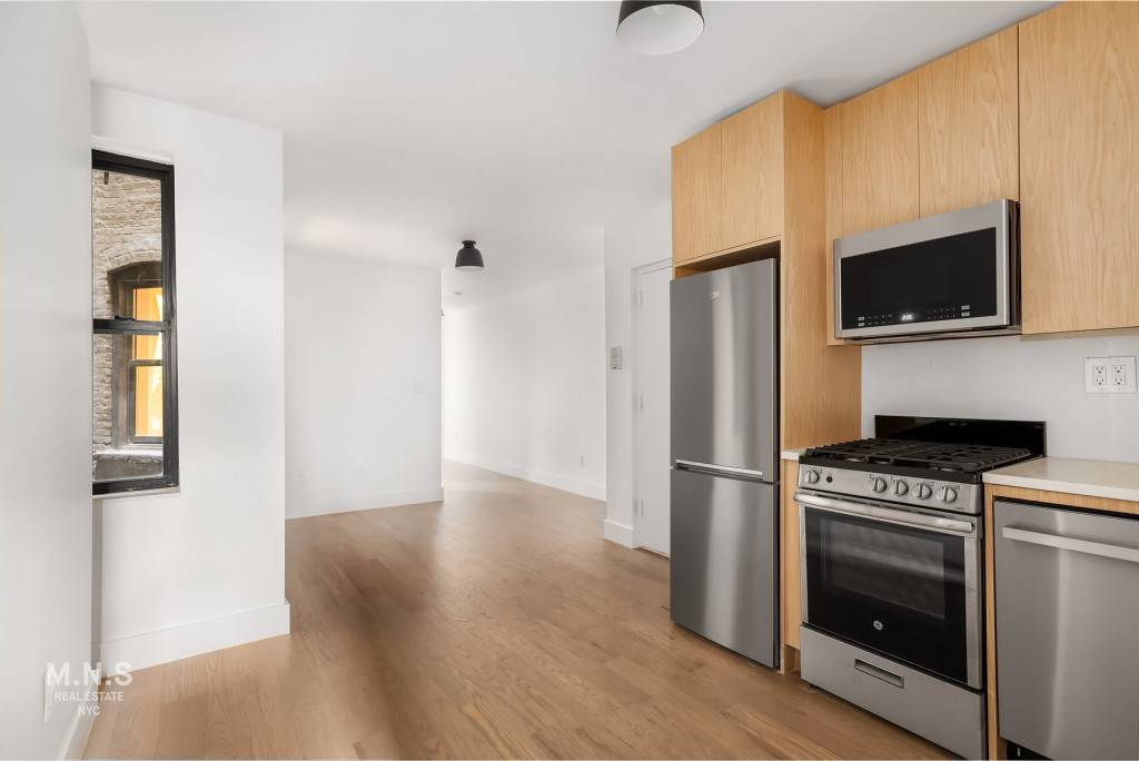 FULLY RENOVATED 2 BEDROOM APARTMENT AVAILABLE NOW IN PRIME CHELSEA !