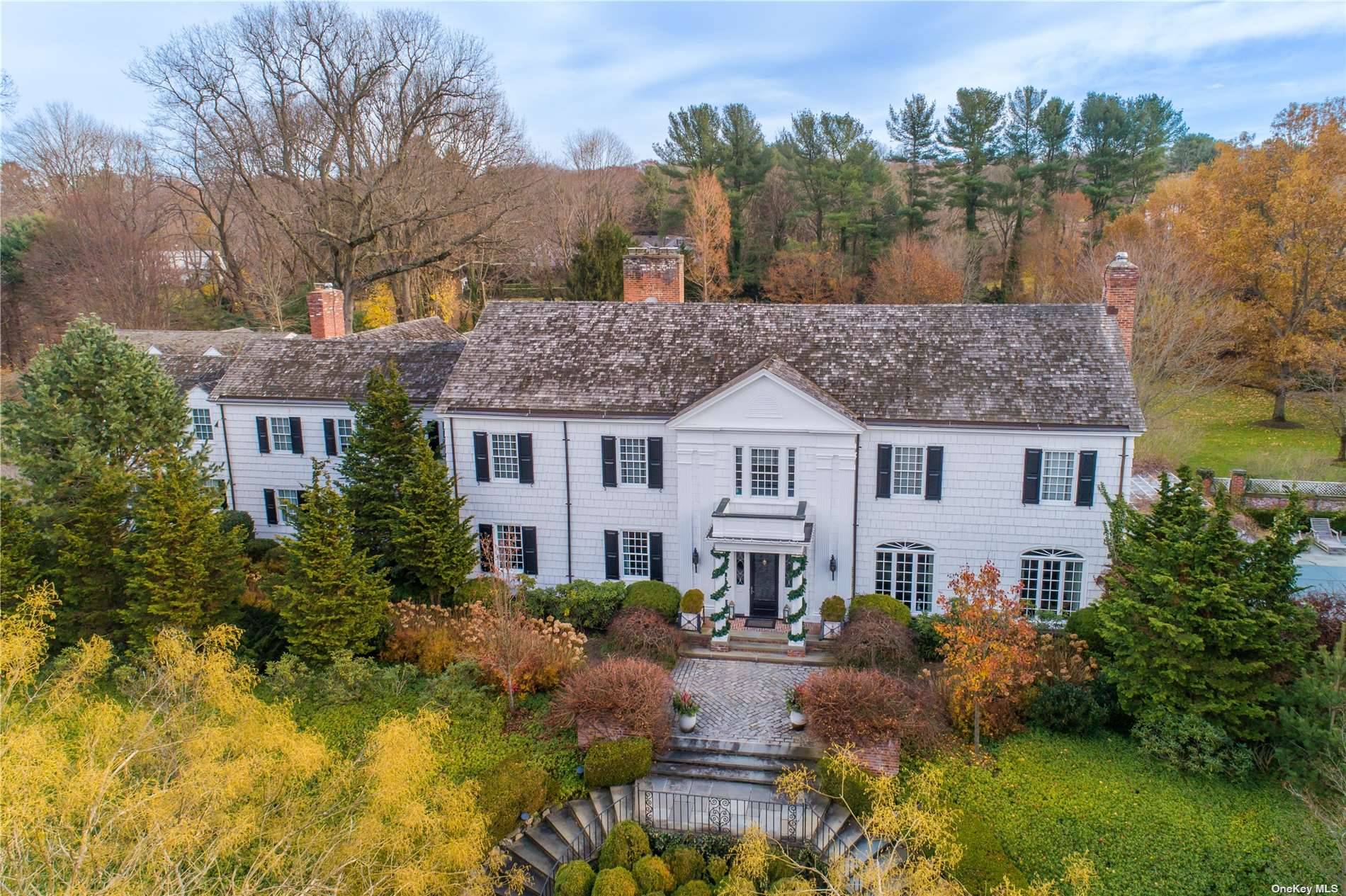 Nestled on a sprawling 7 acres of lush, landscaped land in the picturesque Village of Matinecock, lies this majestic and timeless 1925 Colonial estate.