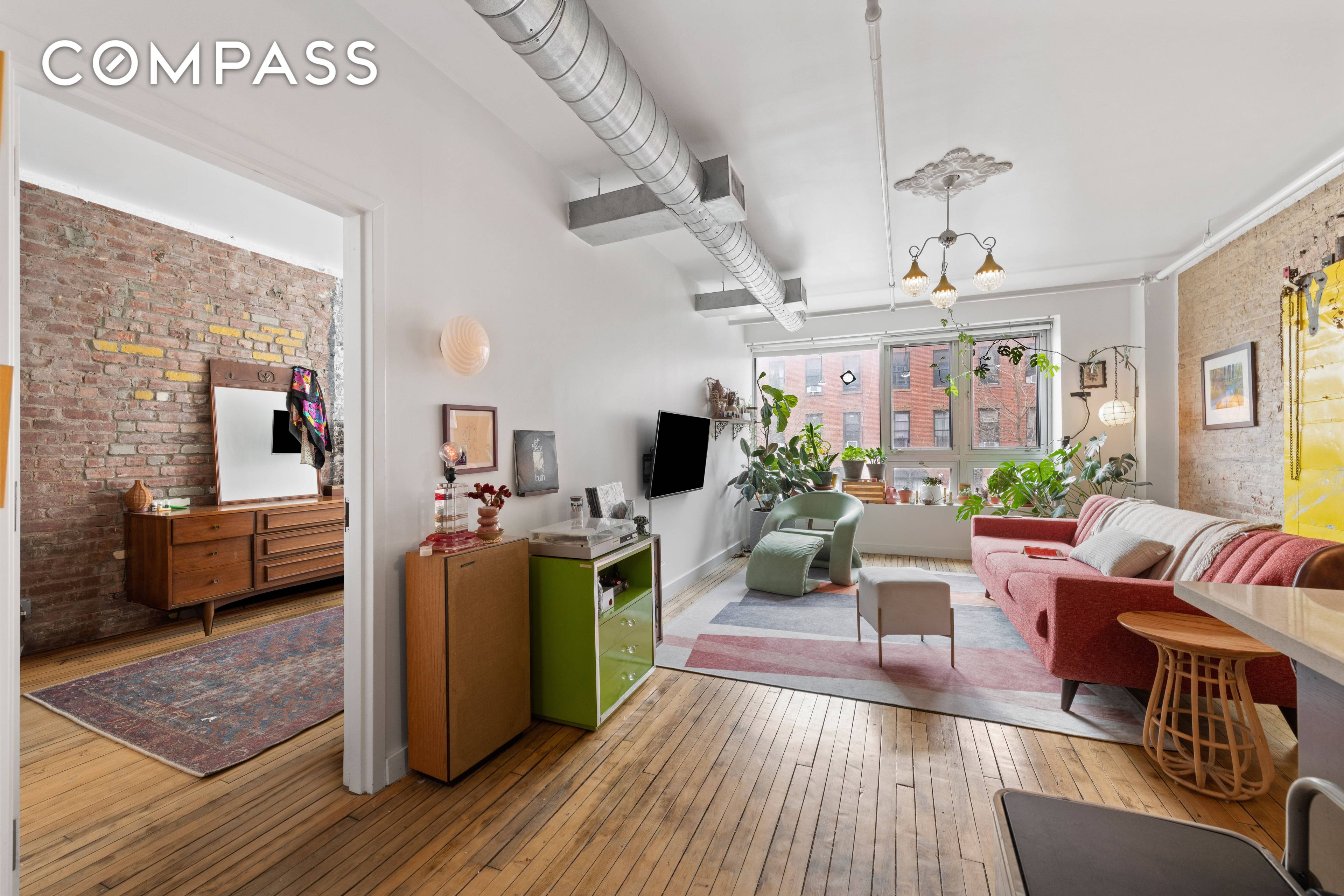 This 1, 011 square feet Brooklyn loft complete with a den office room and two full bathrooms is located at the intersection where Bedford Stuyvesant meets Clinton Hill.