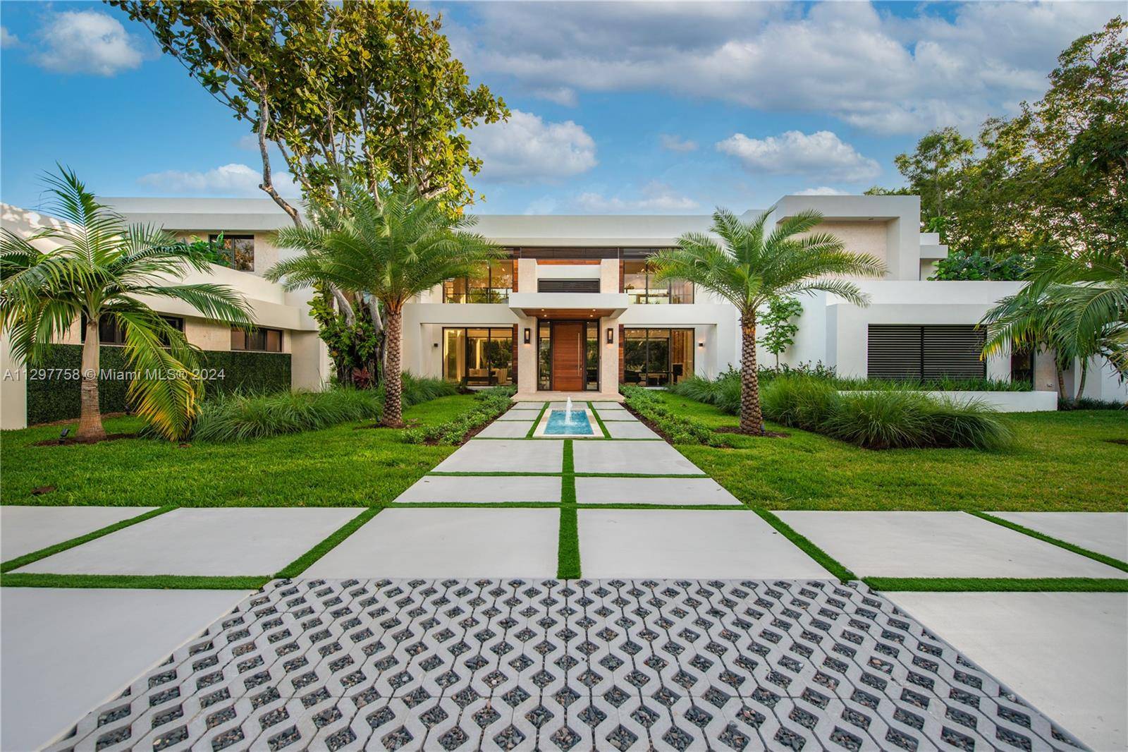 Nestled on a tranquil road in desirable North Pinecrest, this stunning modern residence sits on a sprawling.