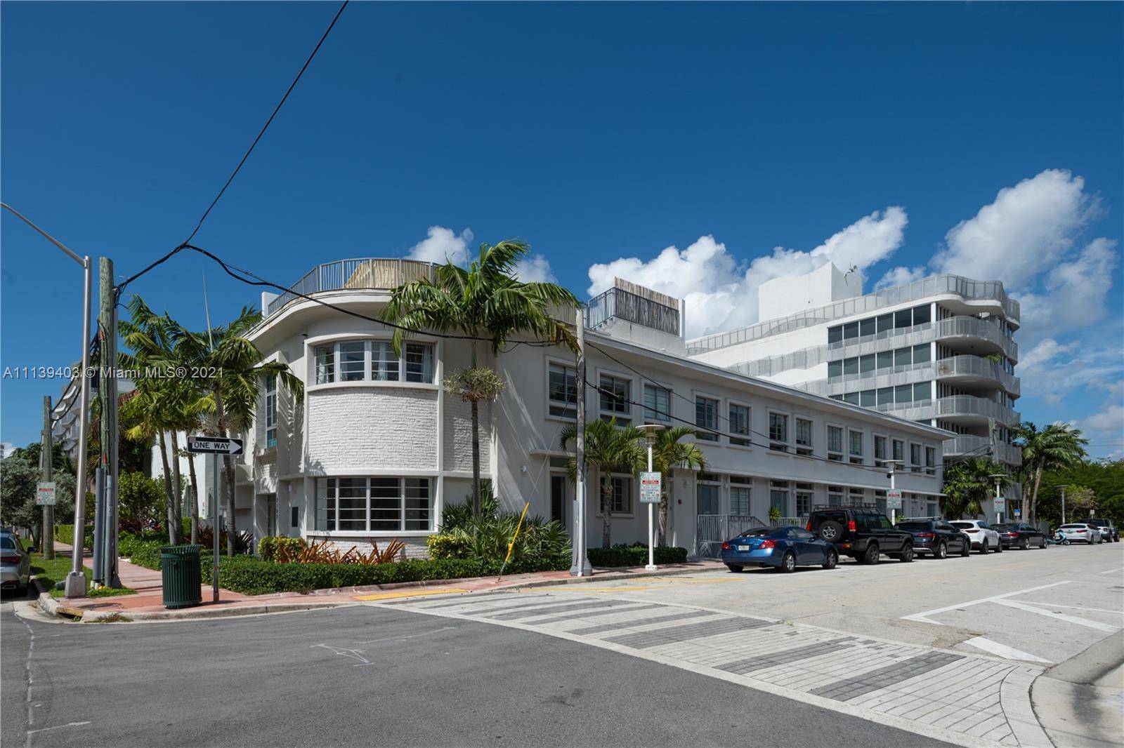 Very bright and spacious 2 stories townhouse style condo in South Beach with private entry.